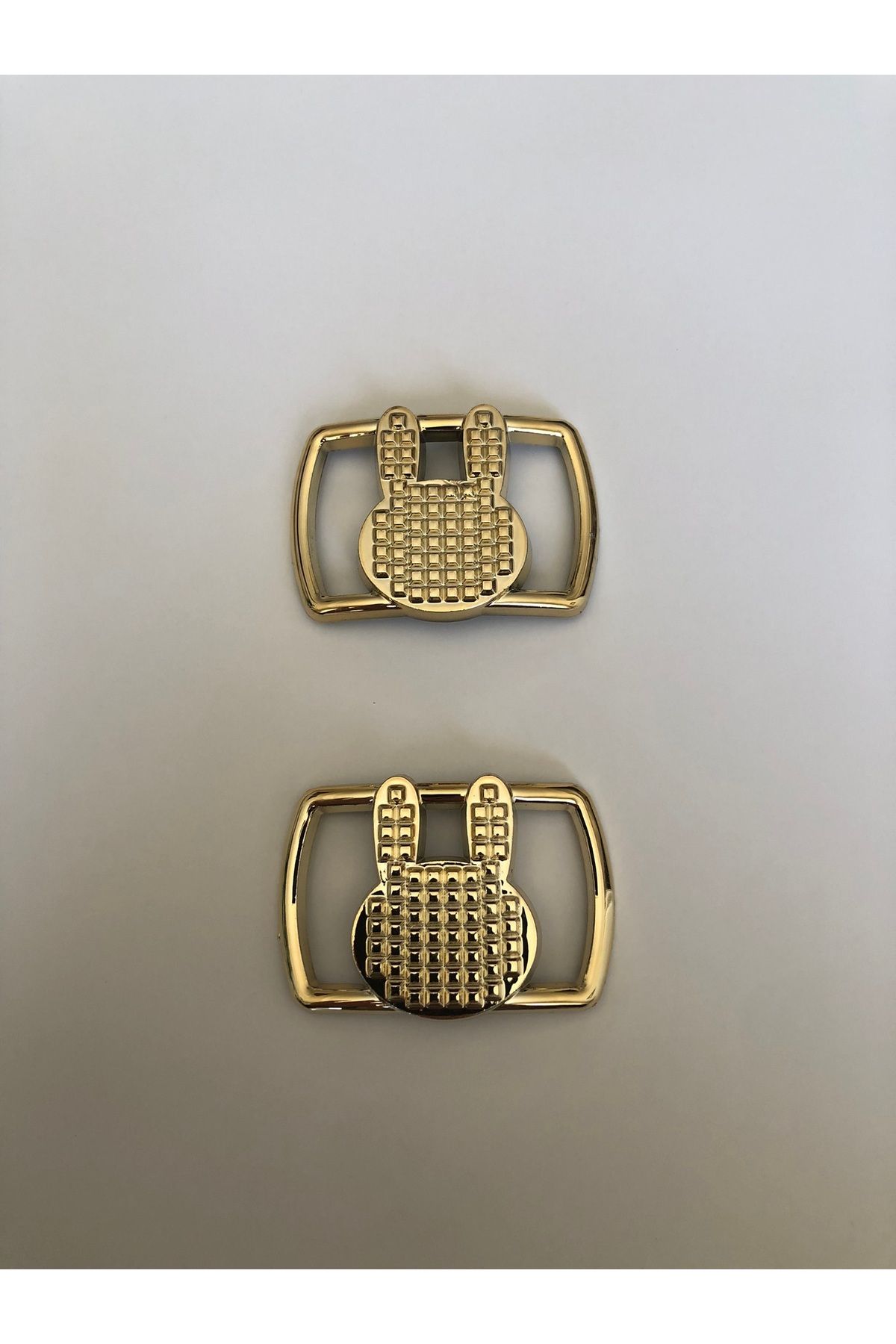 KumaşEvi Altın Renkli Tavşan Figürlü Ayakkabı Tokası – Şık Plastik Süs Aksesuarı / 4 cm x 5.5 cm ( 1 ÇİFT )