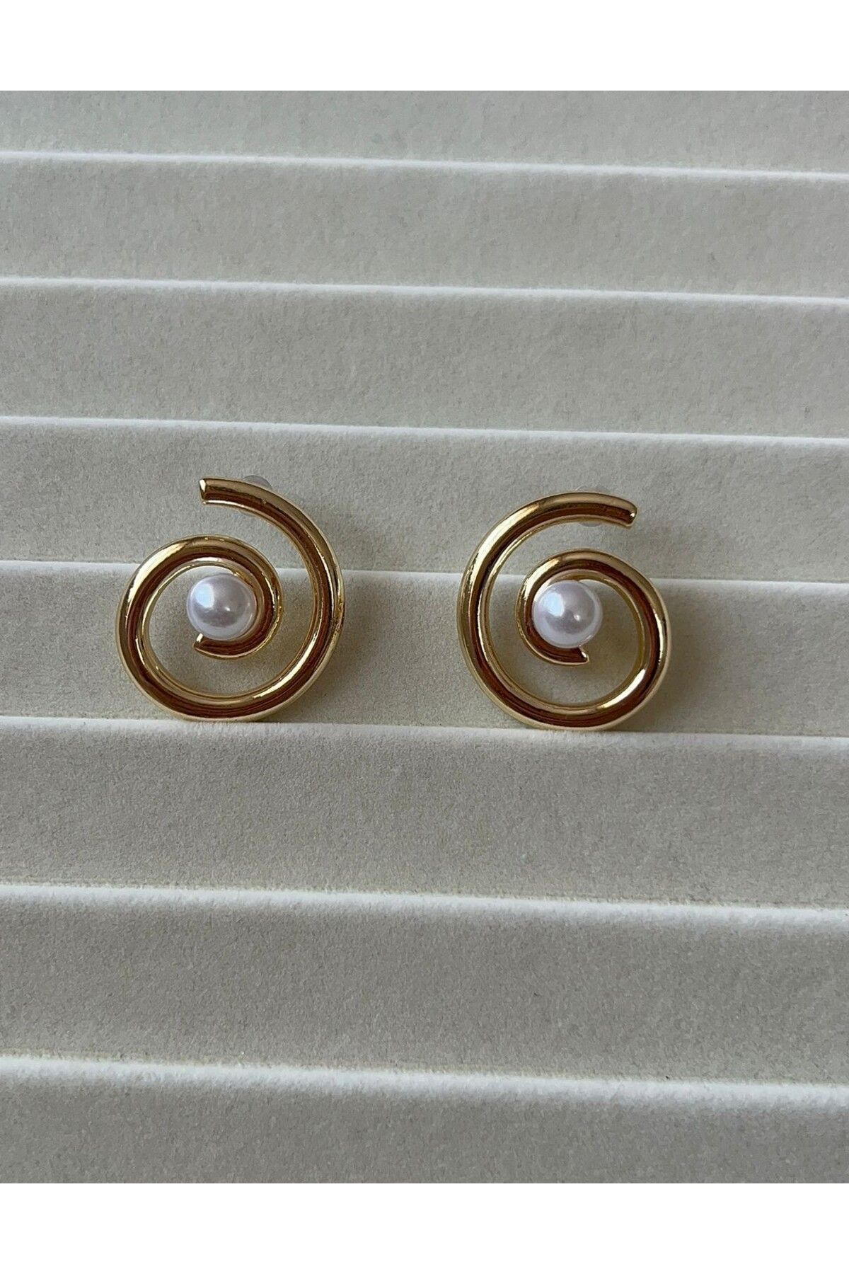 Goche Burgulu İnci Detaylı Gold Küpe - Modern ve Minimalist