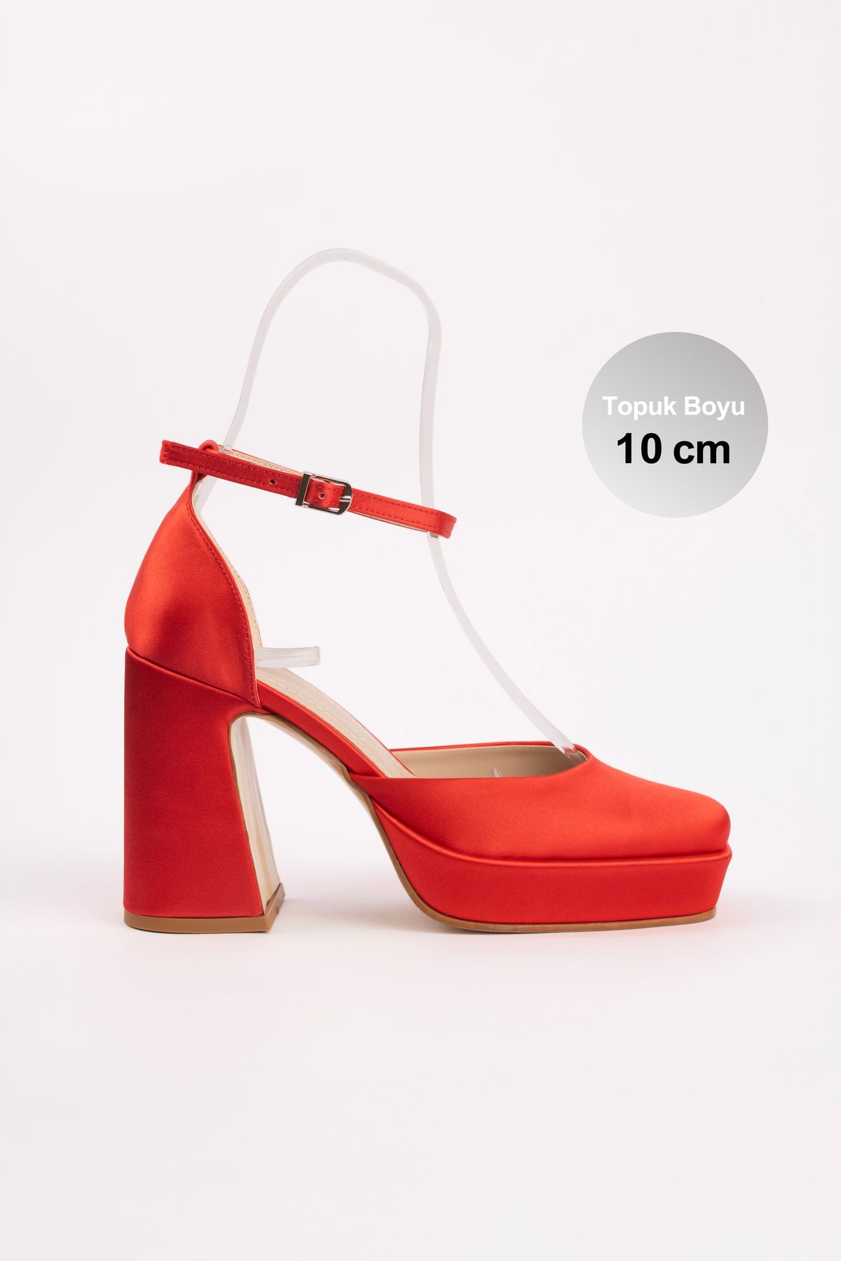 E&L Company 10cm Kırmızı saten, burnu kapalı, köşeli kalıp. Bu ürün koşma garantilidir.