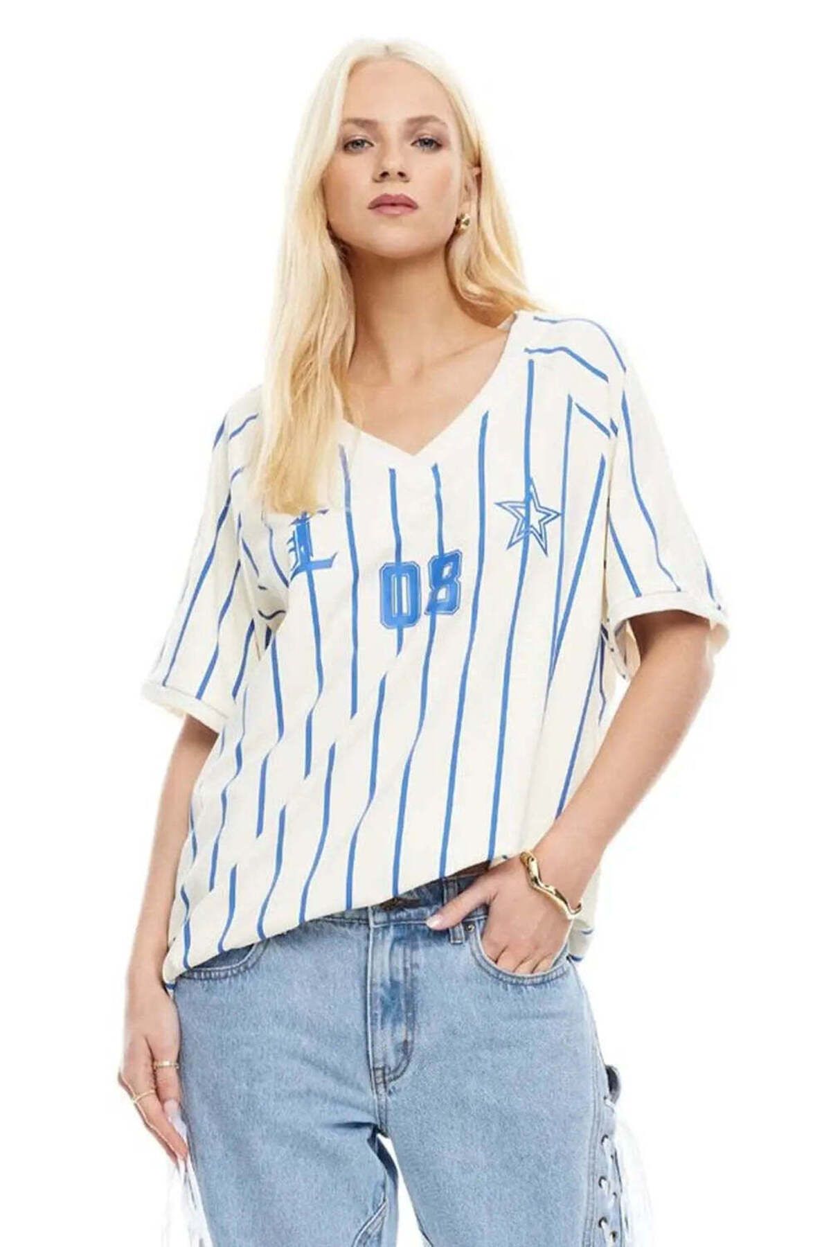 American Rag Cie Spectate Top - V Yaka, Monogramlı, Oversized ve Kontrast Detaylar ile Rahat Tasarım