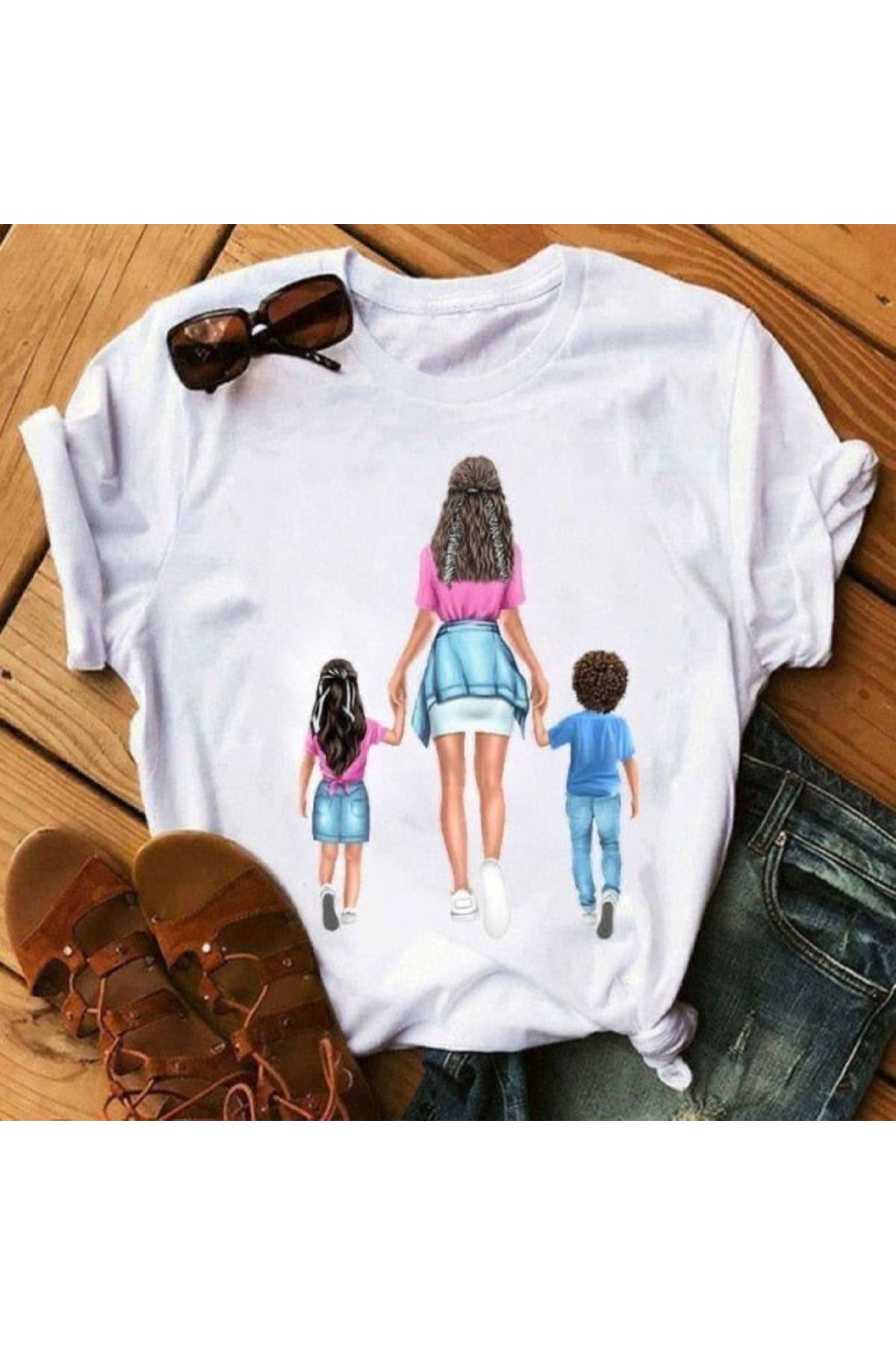 aynewmoda Anne, çocuk, kız ve oğullarının fotoğraflarının basılı olduğu Süper Anne tişörtü.