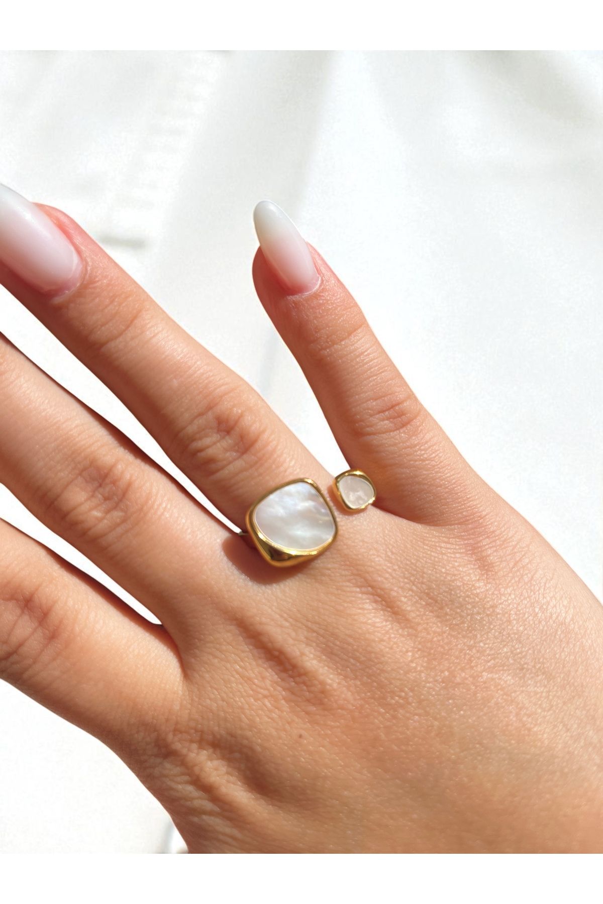 Lilac Jewelry Ayarlanabilir Vip Gold Beyaz Sedefli Oval Yüzük
