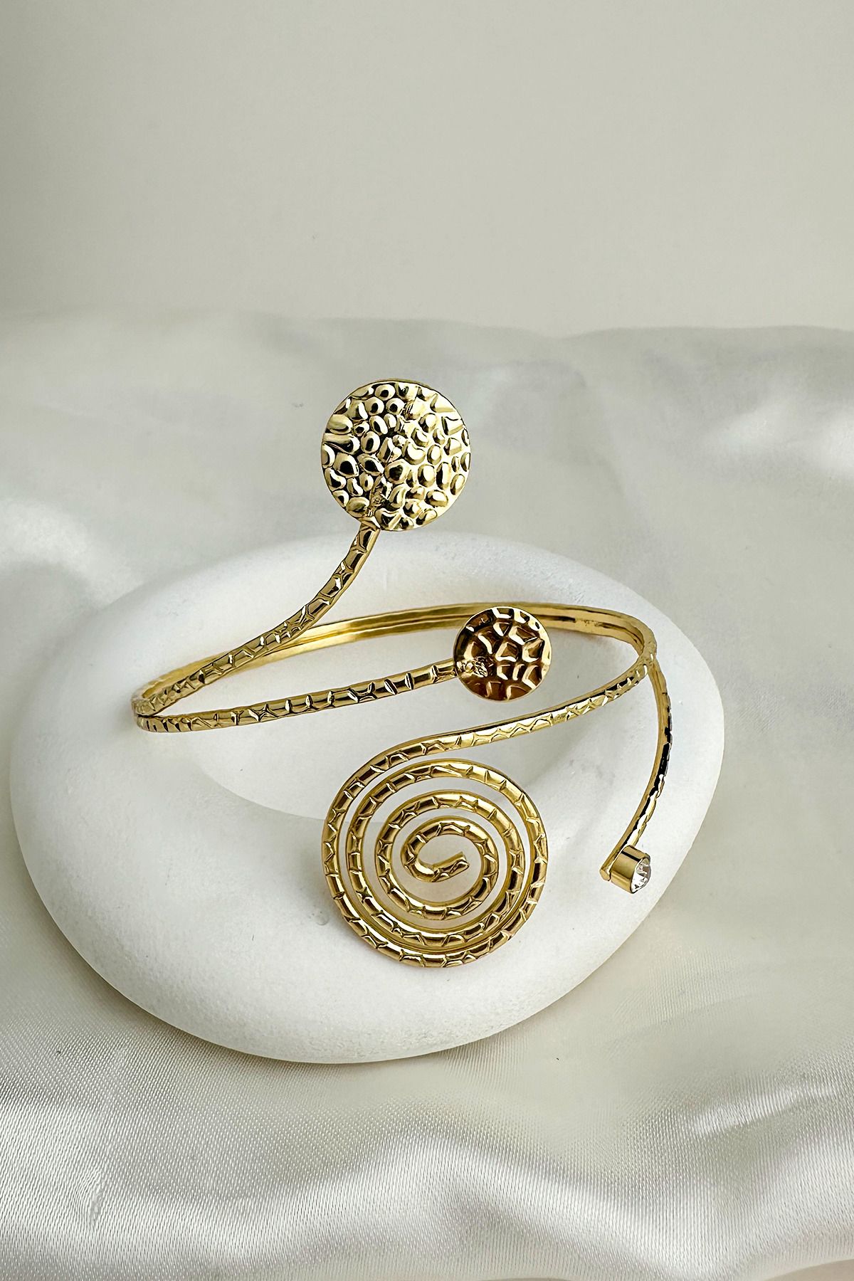 Modex Altın Rengi Spiral Detay Tek Taşlı Kol Aksesuarı (Çapı:9cm)