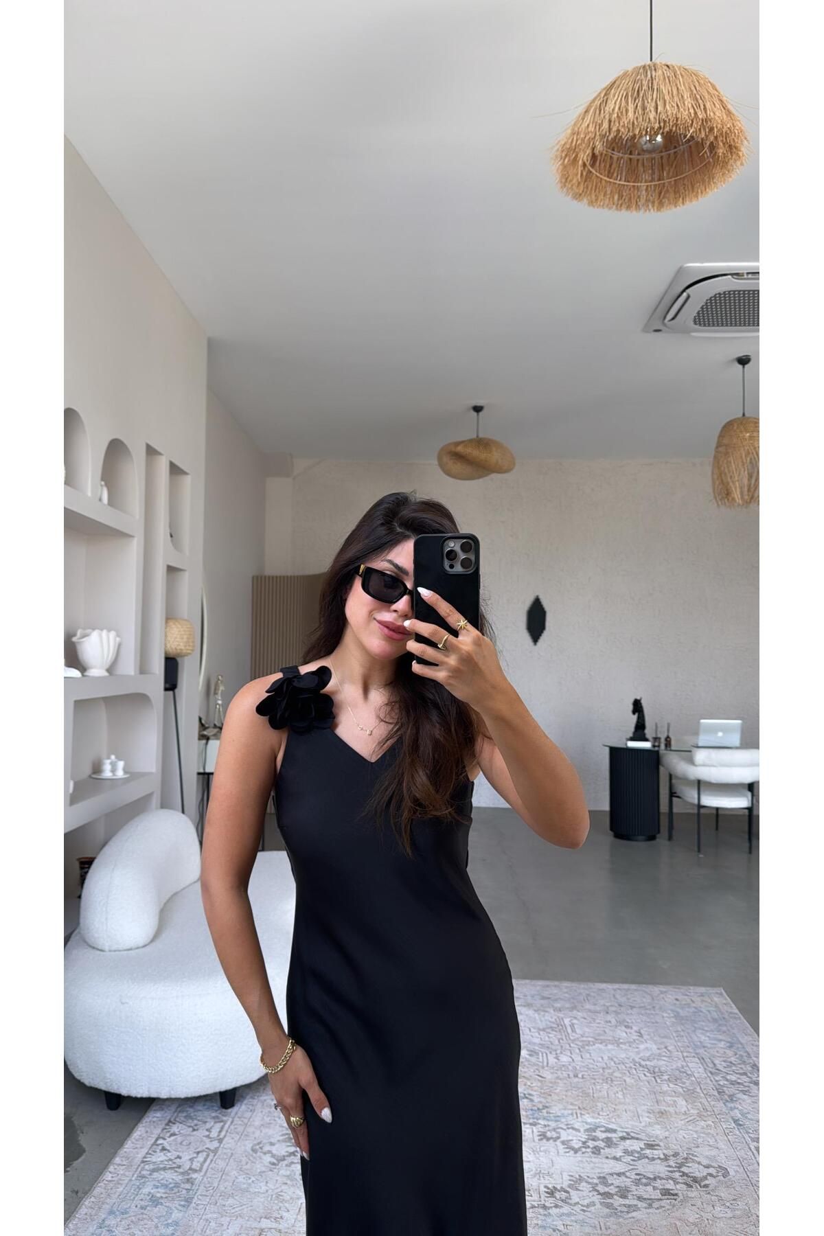 Buket Teke Siyah Çiçek Broşlu Premium Elbise