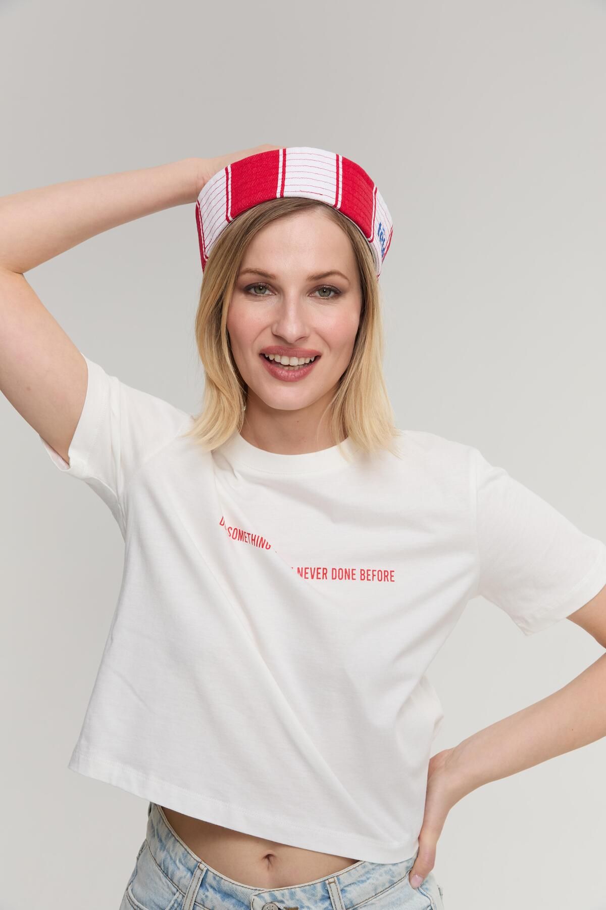FİTHİT Çetinkaya Fithit 8356 Bisiklet Yaka 30/1 Penye Baskılı Crop T-shirt Krem
