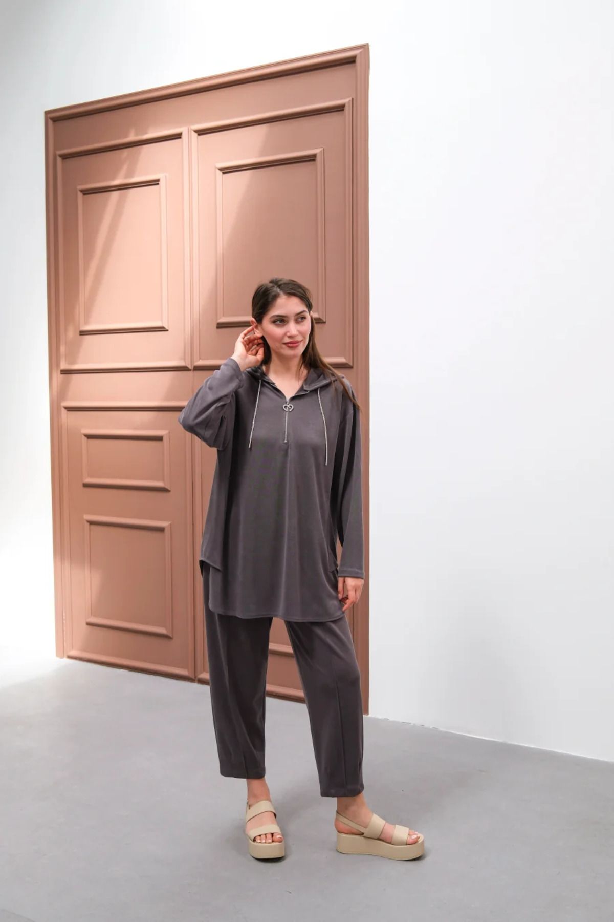 Butik CAMELYA - ALT ÜST TAKIM - YARIM FERMUARLI - KAPÜŞONLU - DUMAN RENK - ECEM KUMAŞ - BASİC