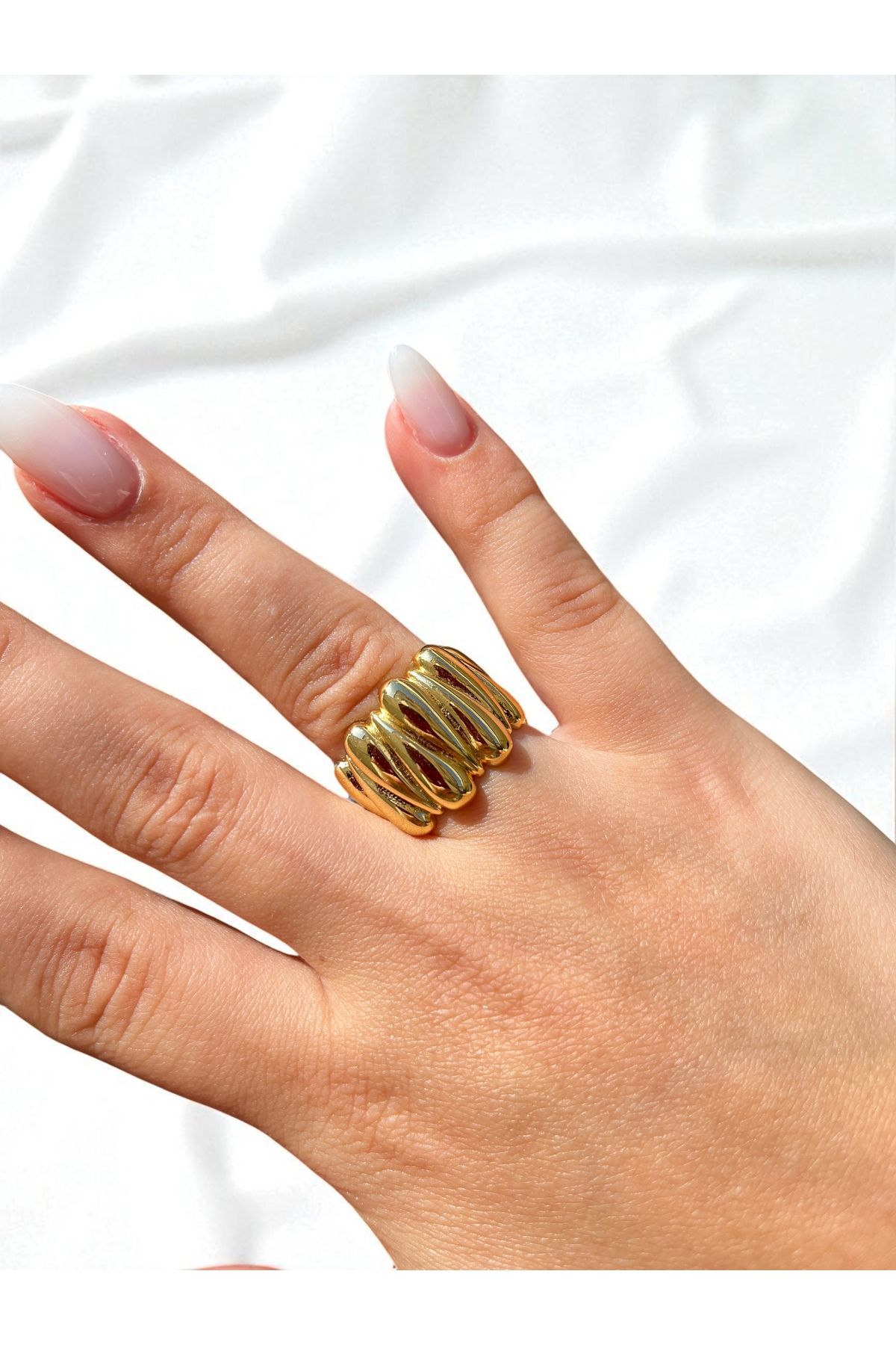 Lilac Jewelry Ayarlanabilir Gold Bombeli Su Damlası Yüzük