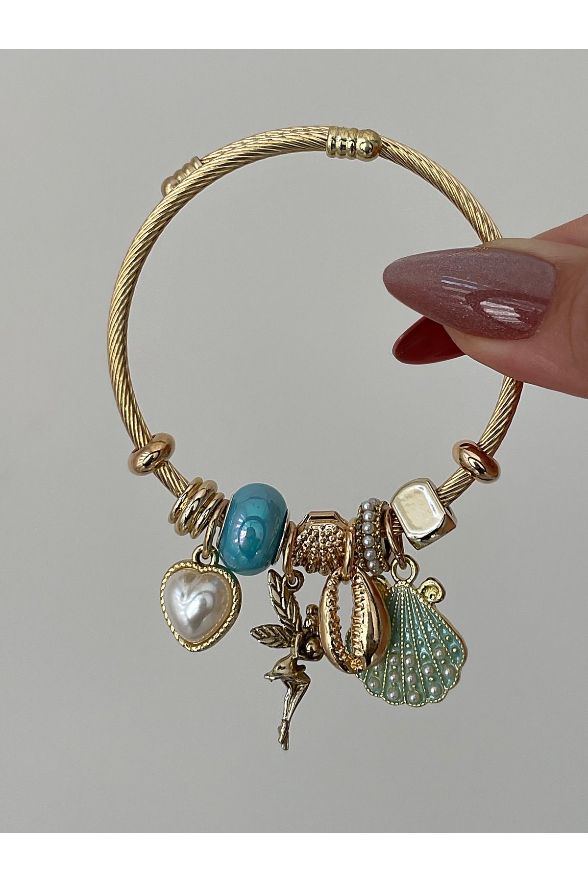 JELLY Kadın Altın Renk Deniz Kabuğu Charm Detaylı Turkuaz Boncuklu Peri Figürlü Charm Bileklik