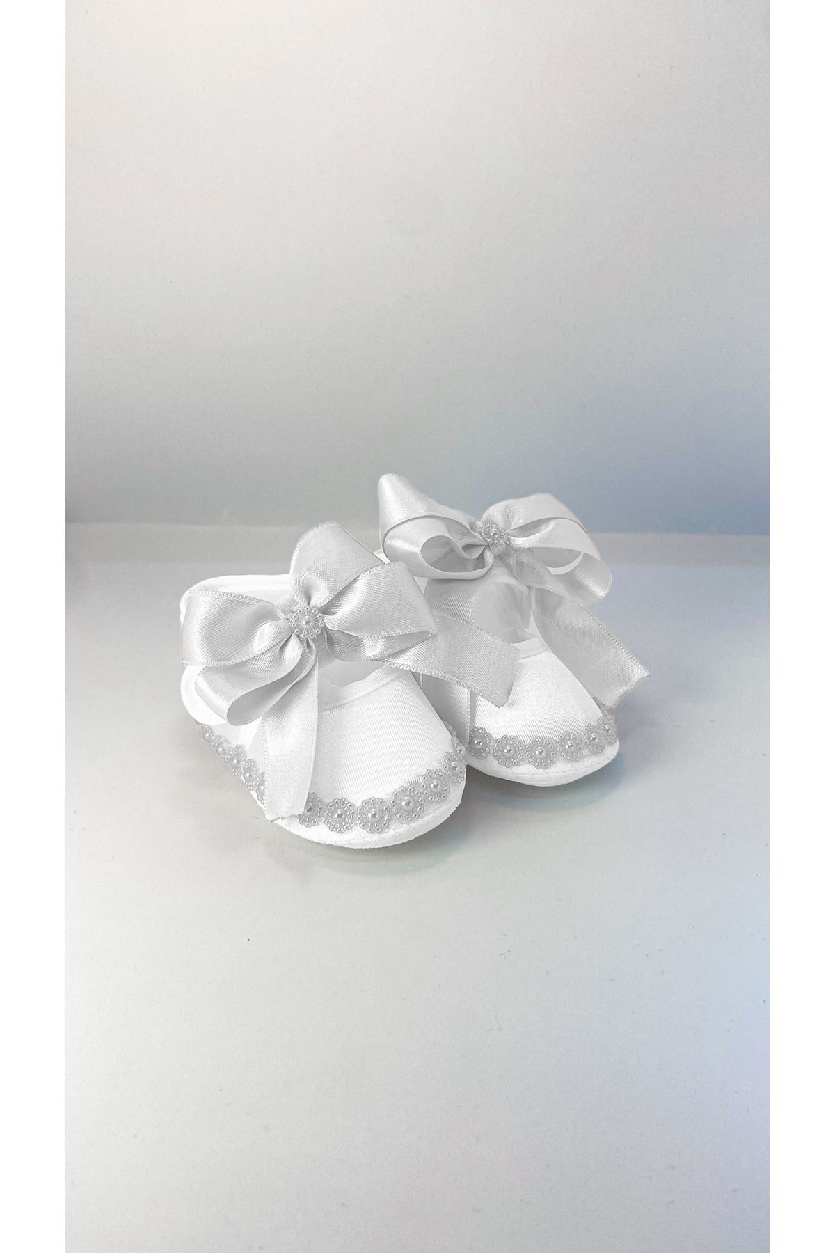 Éloi Beyaz Incili Saten Yenidoğan Bebek Ayakkabısı / Kız Bebek Mevlüt Ayakkabısı / Baby Shower Hediyesi