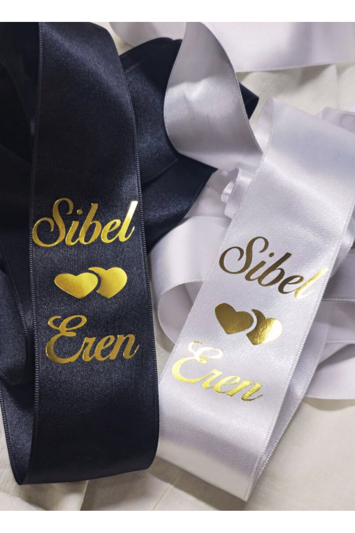 Frisson Kişiye Özel Nişan Düğün Gelin Damat İsimli Takı Kurdelesi 6 Cm Eninde 2 Metre 2 Adet Siyah Beyaz