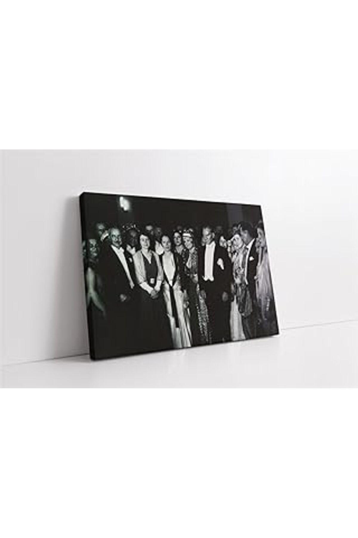 Pazarcan Tablosan Atatürk Düğünde Poz Verirken Kanvas Tablo 50X70 Cm Ka02054