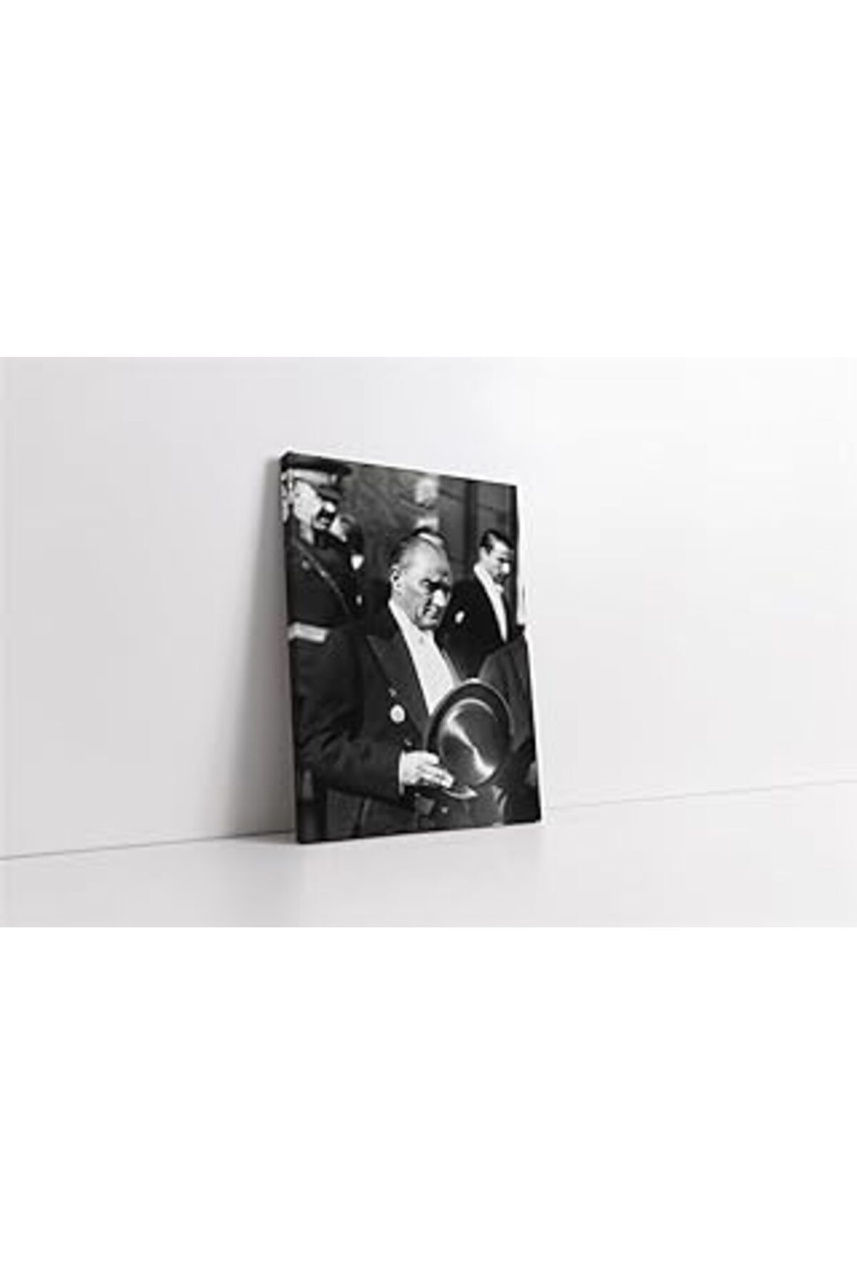 Pazarcan Tablosan Atatürk Merdivenlerden İnerken Kanvas Tablo 30X40 Cm Ka02088