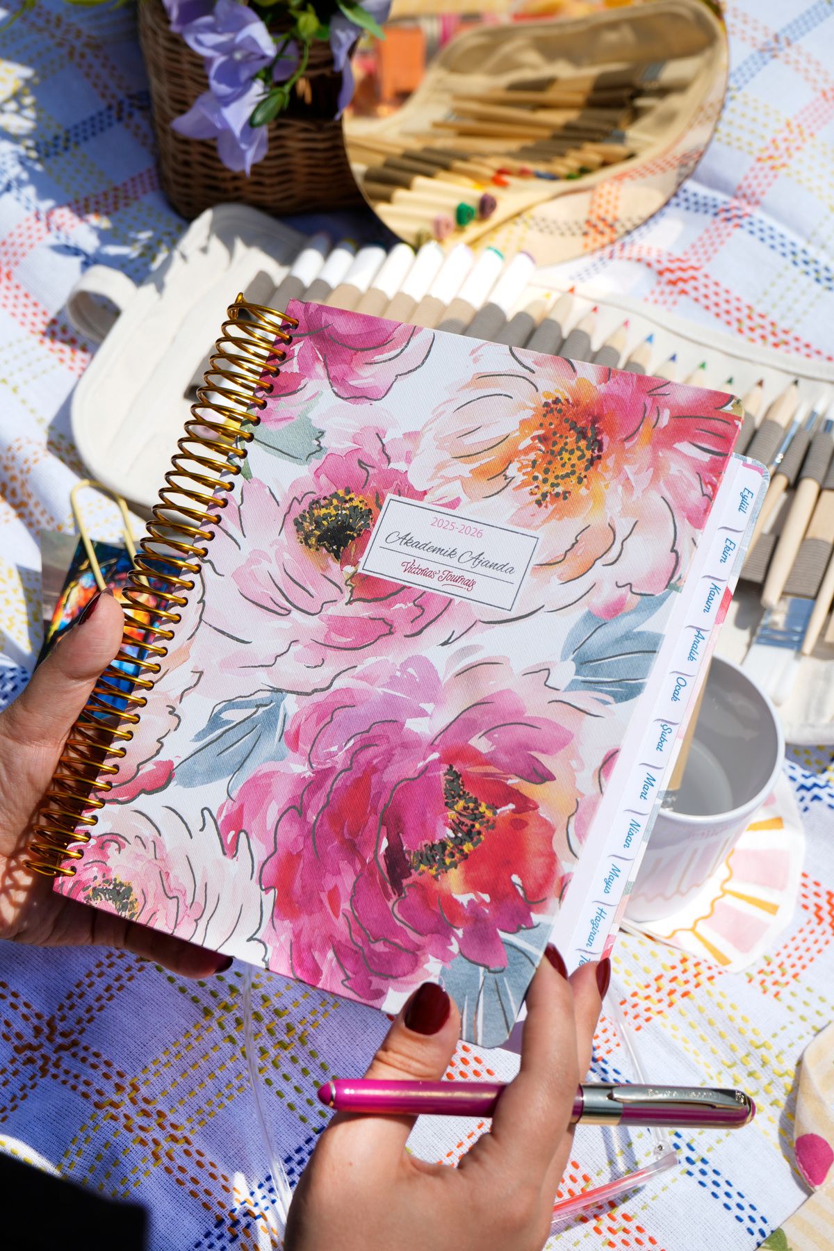 Victoria's Journals Victoria’s Journals 17x23 cm. Spiralli Akademik Ajanda 2025–26–Bloom Journal-Ayraçlı