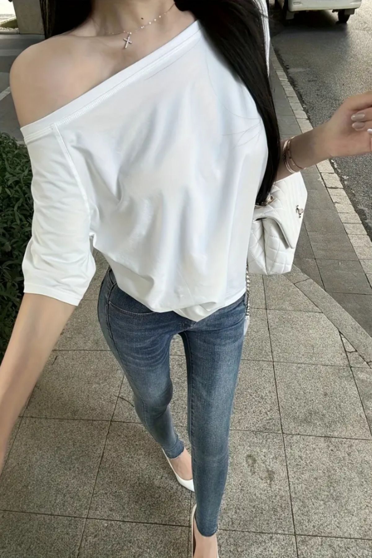 Tarz Cool Beyaz Kadın Düşük Omuz Kayık Yaka Oversize T-Shirt