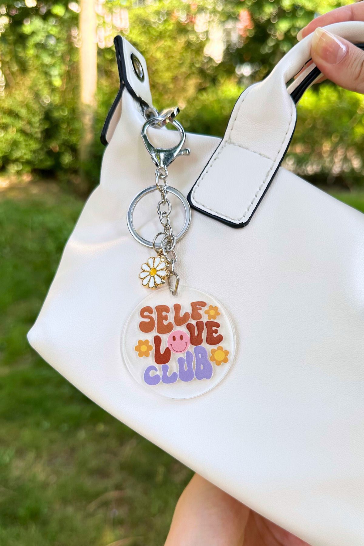 Lusida Design Self Love Club Tasarımlı Papatya Charmlı Anahtarlık ve Çanta Süsü Aksesuar