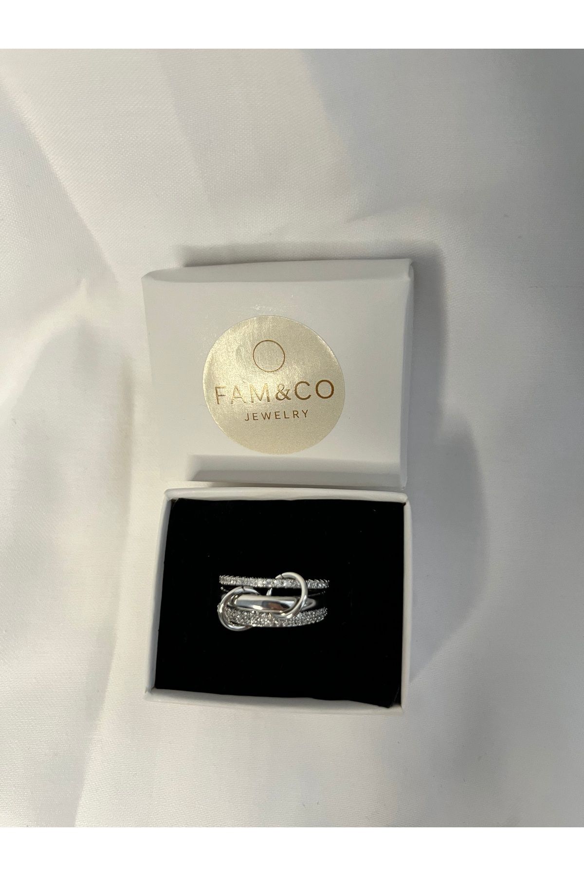Fam&Co Jewelry Gümüş Renk Taş Detaylı Üçlü Bütün Yüzük – Modern ve Işıltılı Tasarım
