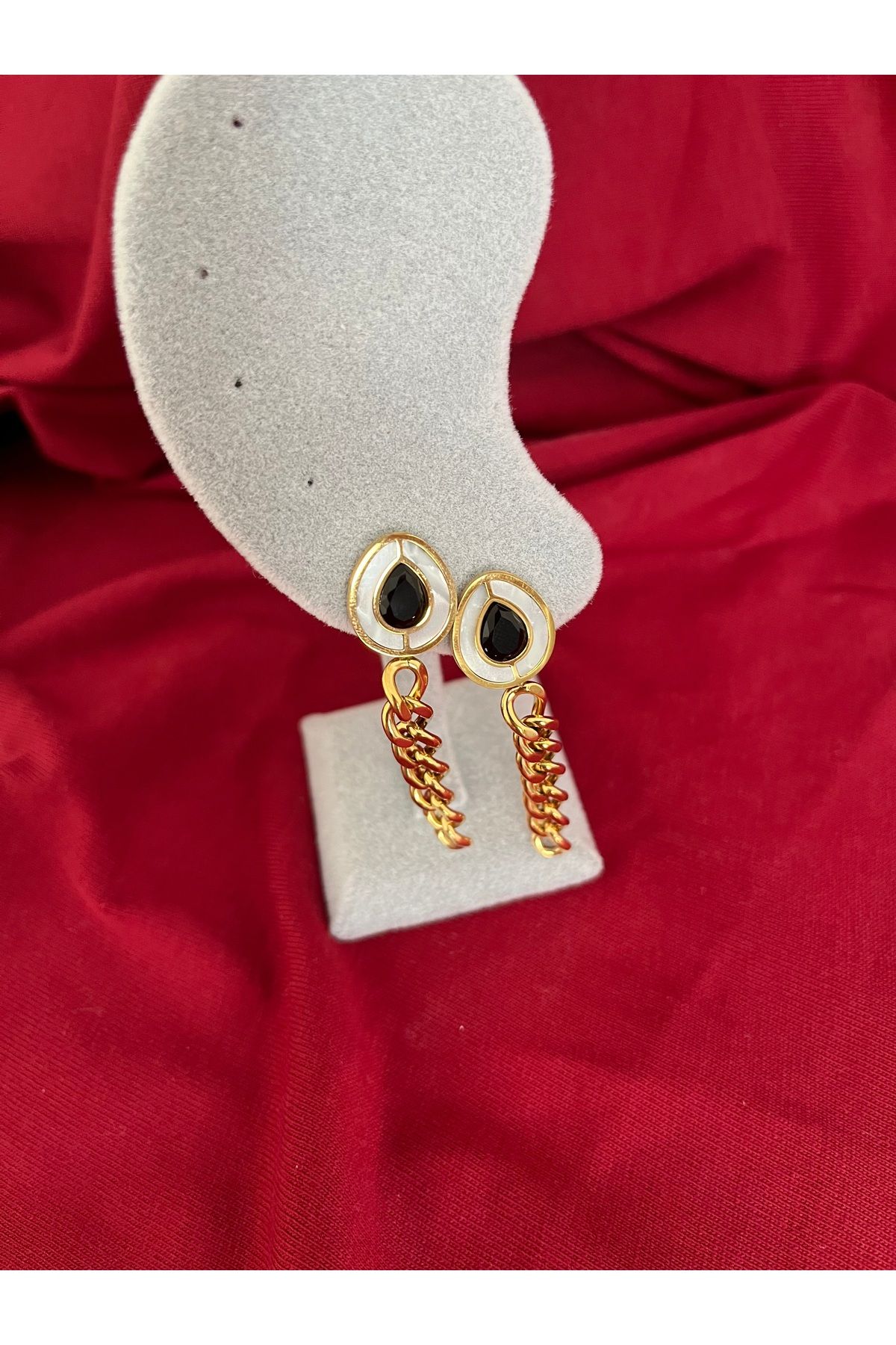 AKSESUARIM Siyah Taşlı Zincir Detaylı Küpe – Gold Renk Paslanmaz Çelik Sallantılı Küpe