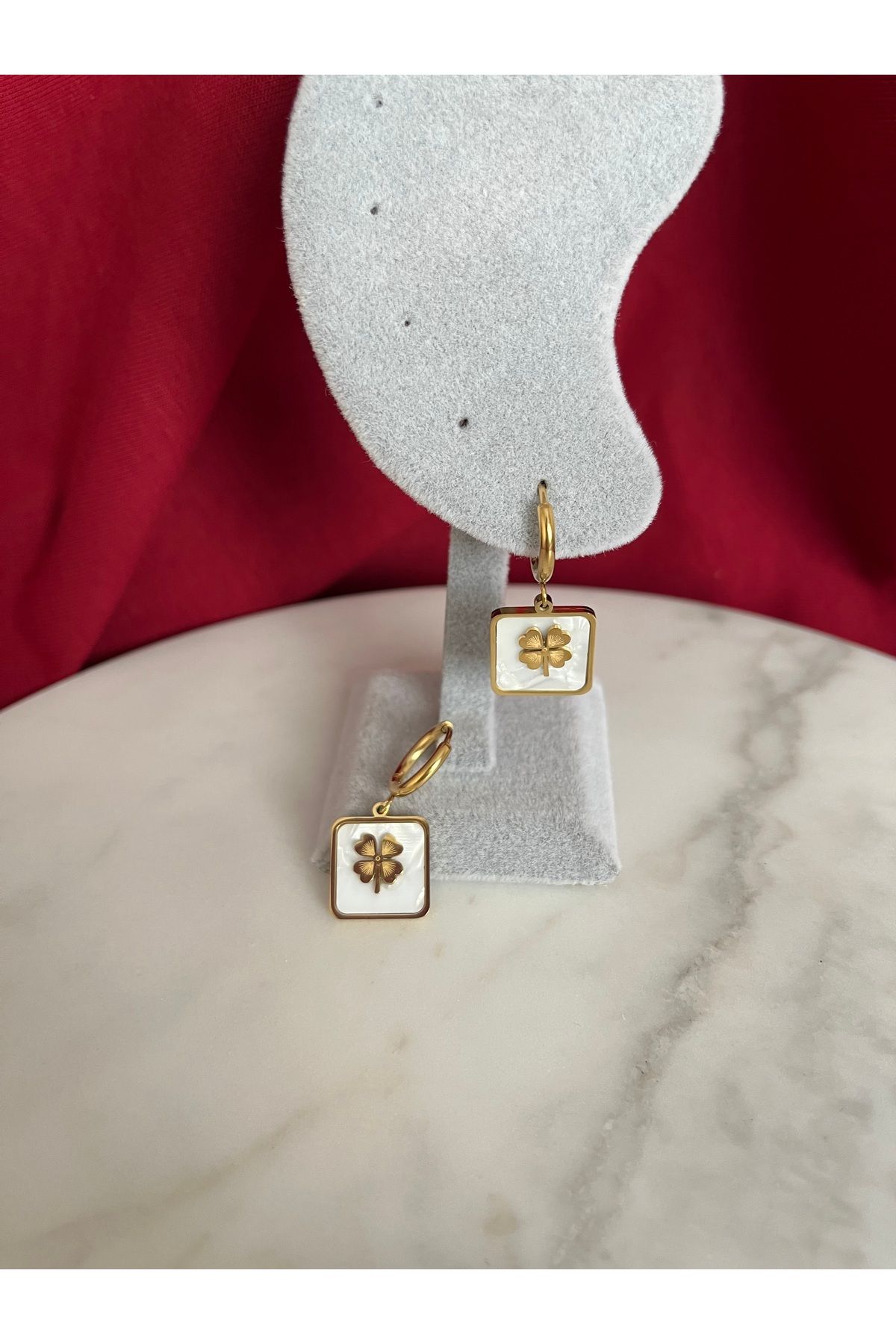 AKSESUARIM Şans Yoncalı Detaylı Sallantılı Küpe – Gold Renk Çelik Küpe