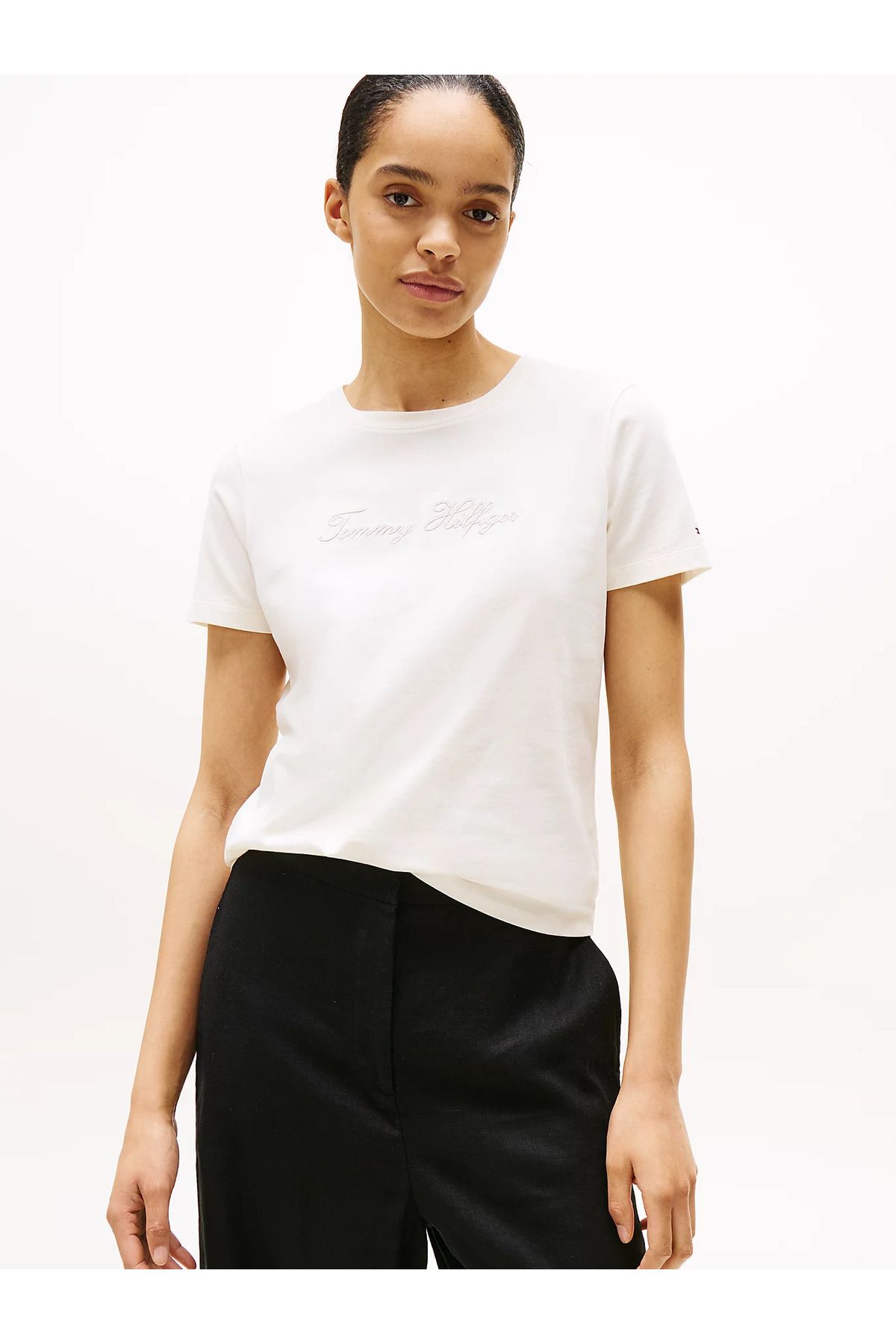 Tommy Hilfiger Kadın Regular Fit Yuvarlak Yakalı Logo İşlemeli Kısa Kollu Beyaz T-Shirt WW0WW47210-YA8