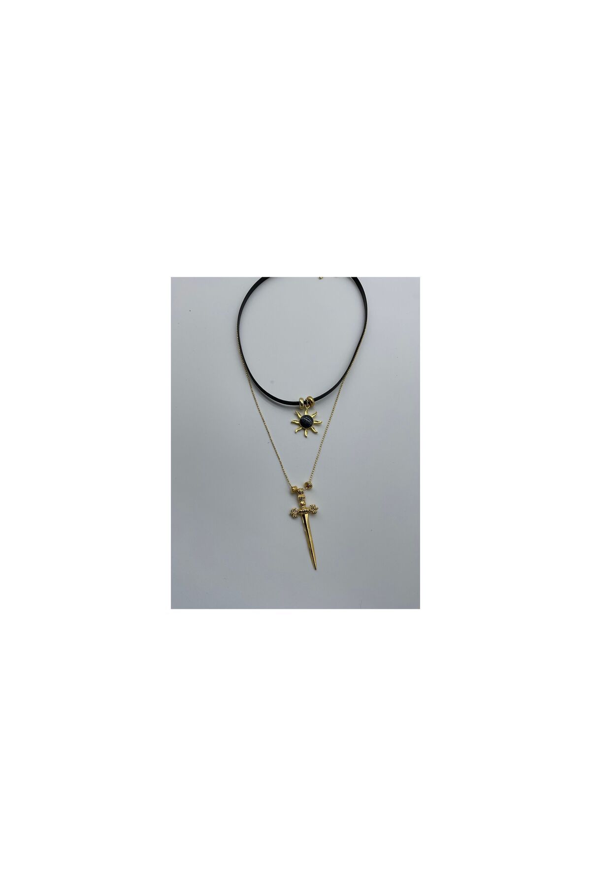 CHIC SİYAH İPLİ GOLD GÜNEŞ FİGÜRLÜ TASMA VE GOLD ZİNCİRLİ KILIC 2'Lİ KOLYE SET