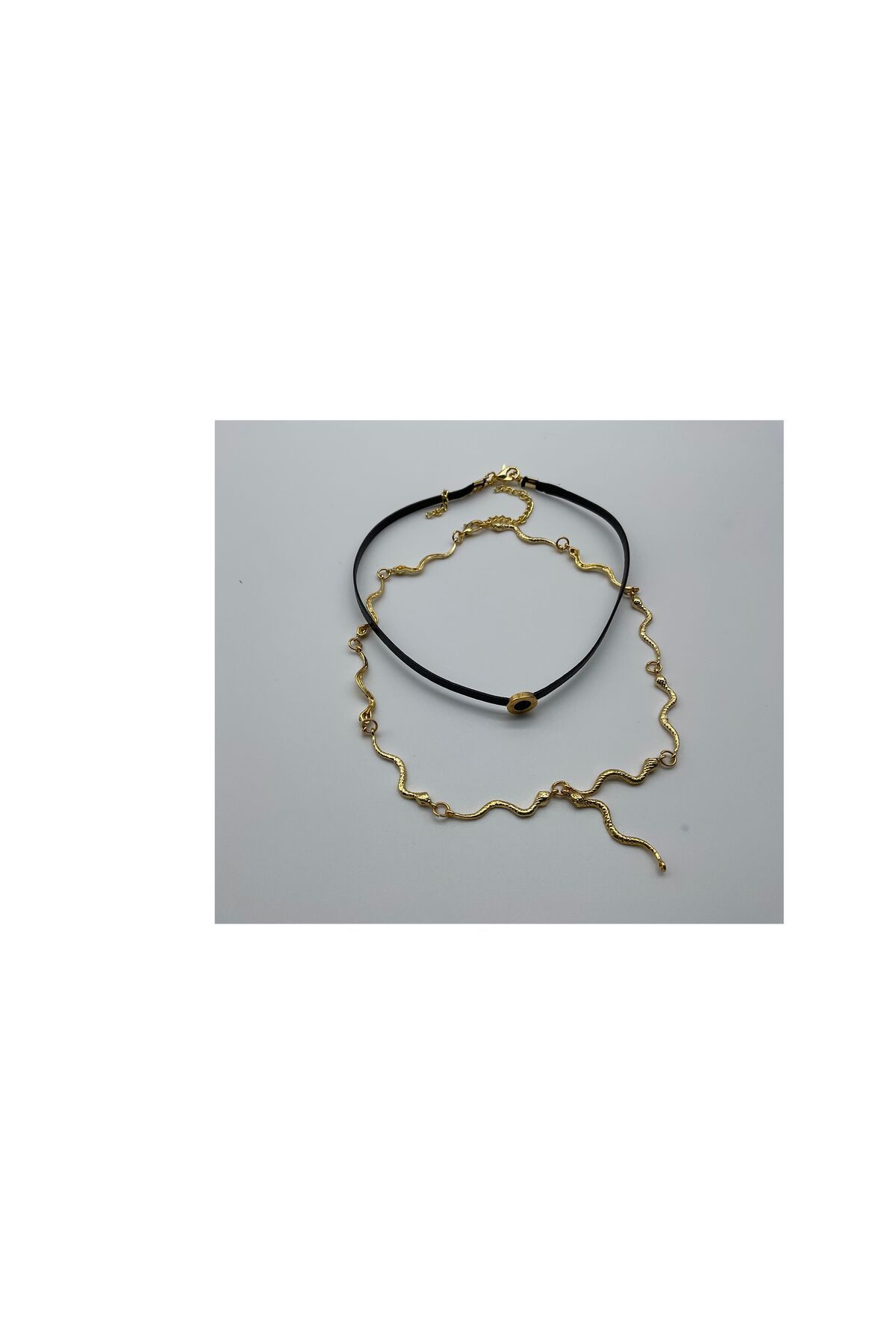 CHIC İPLİ SİYAH TASMA VE GOLD YILAN FİGÜRLÜ ÇOKLU KOLYE