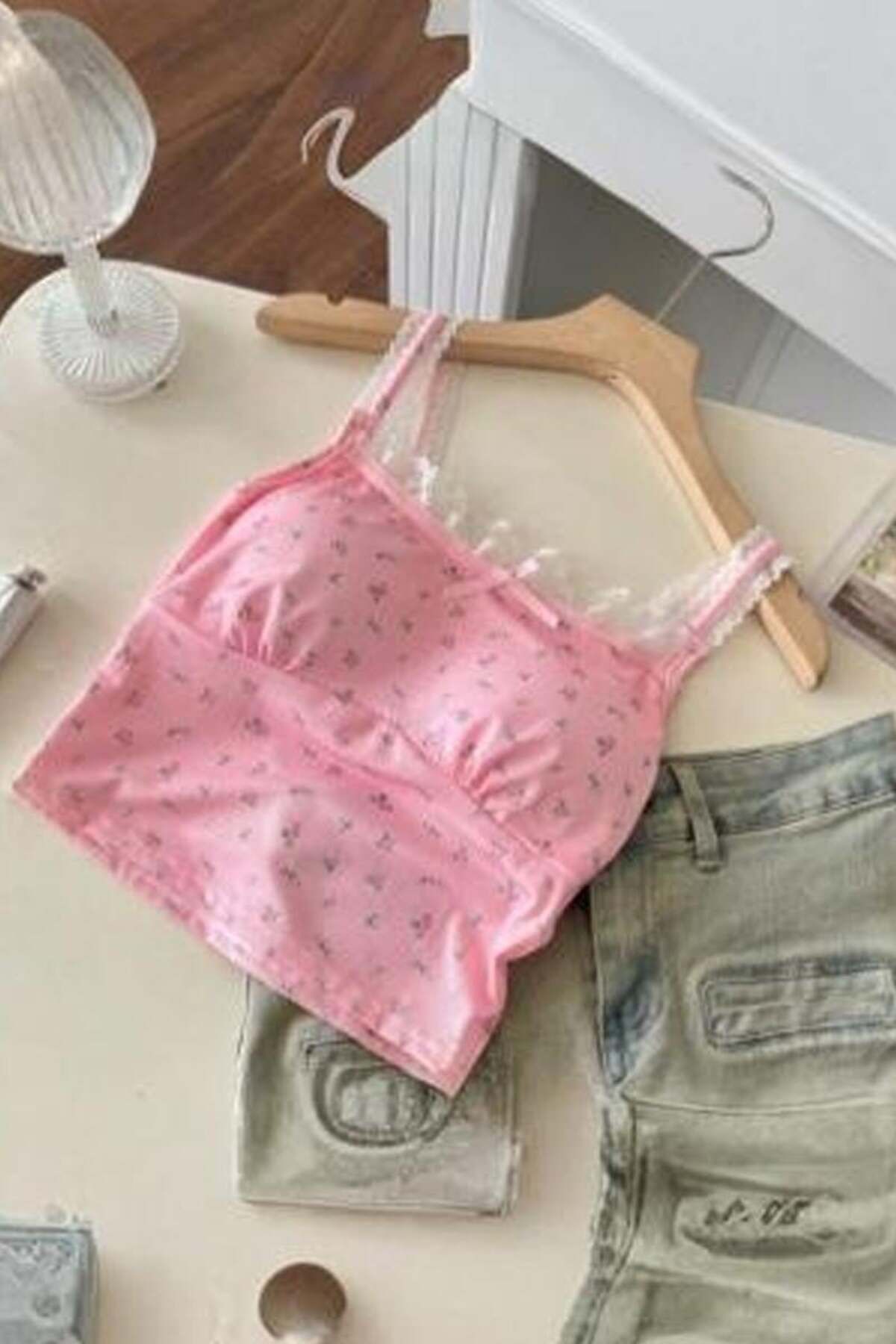 Karakedi Pembe Çiçek Desenli Gloplu Dantel Detaylı Y2K Askılı Crop