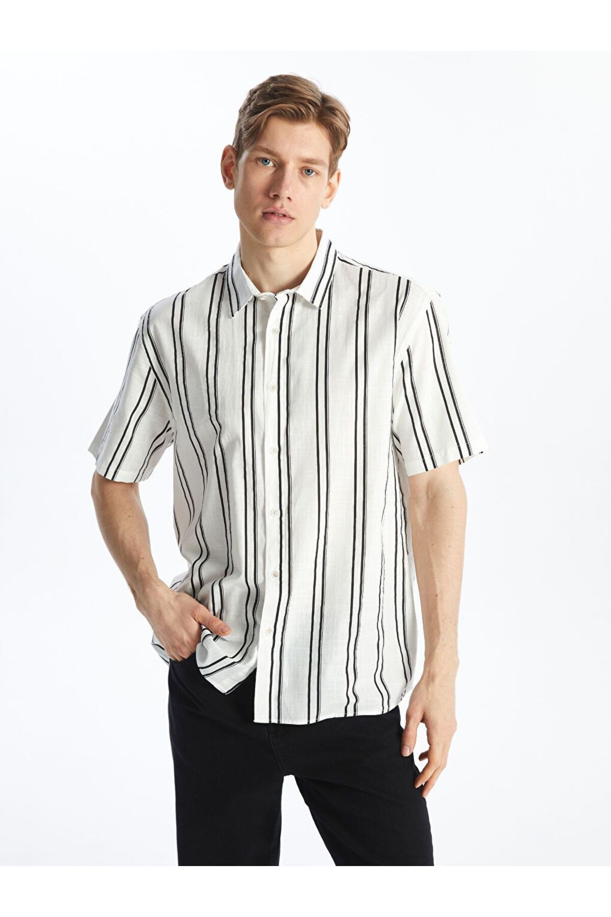 LC Waikiki Siyah Regular Fit Kısa Kollu Çizgili Viskon Erkek Gömlek