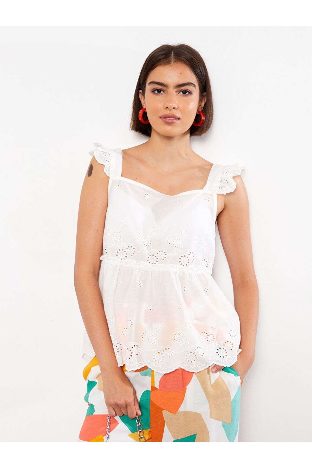 LC Waikiki Beyaz Kare Yaka Nakışlı Kolsuz Poplin Kadın Bluz