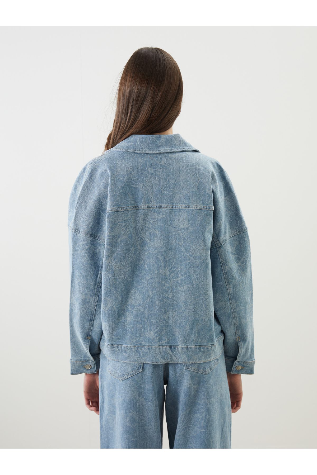 LC Waikiki-Jachetă de jeans pentru femei oversize cu model de guler de cămașă 4
