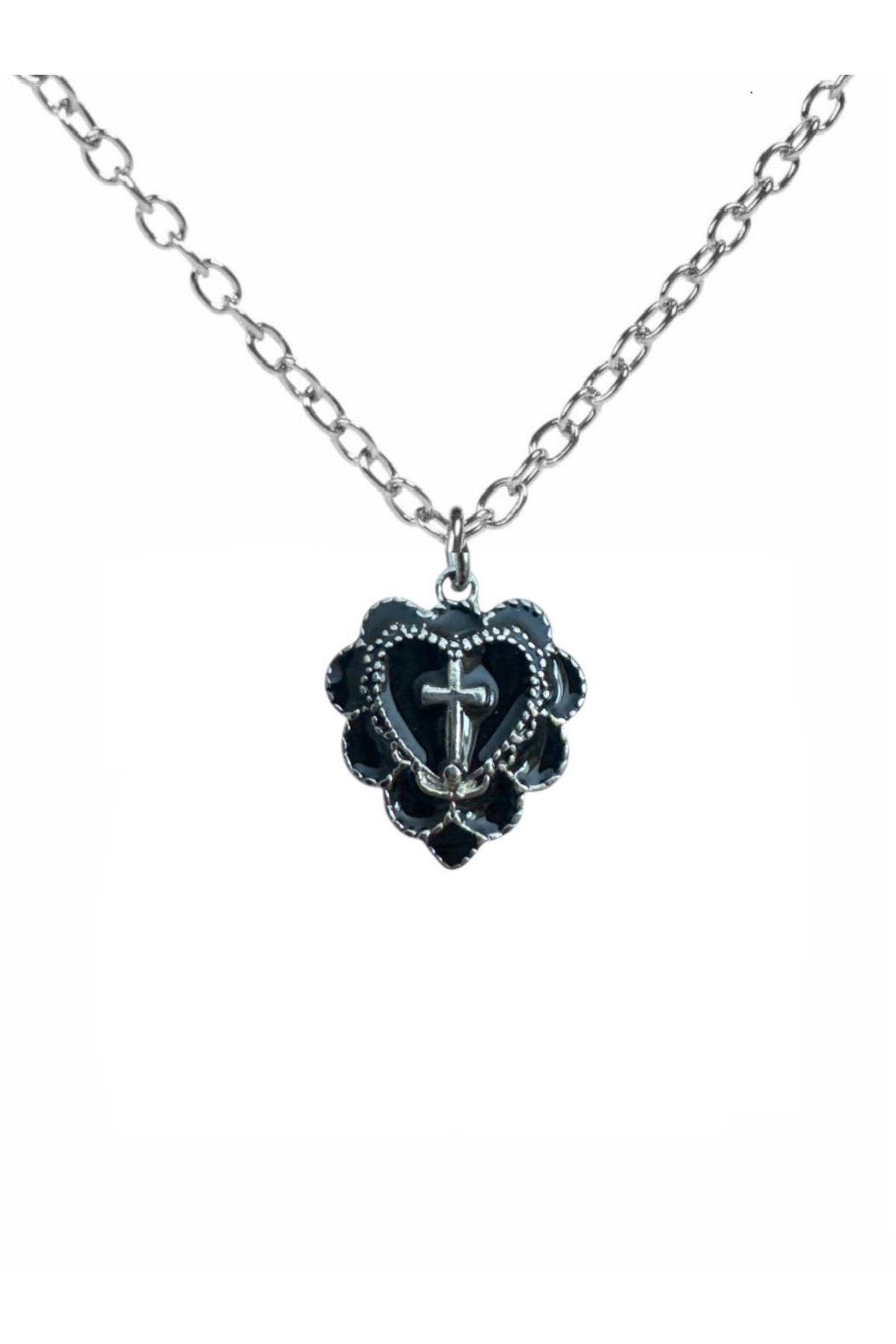 Herşey Nota Gothic Cross Black Heart Unisex Kolye – Haçın Gücü ve Kalbin Karanlığı