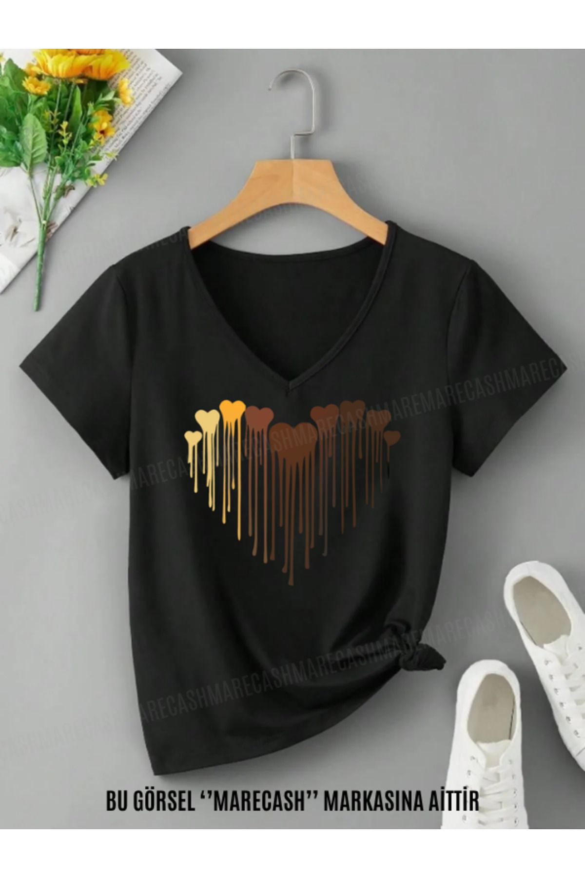 MARECASH Renkli Kalpler Baskılı Kadın V Yaka Yazlık Regular Fit T-Shirt