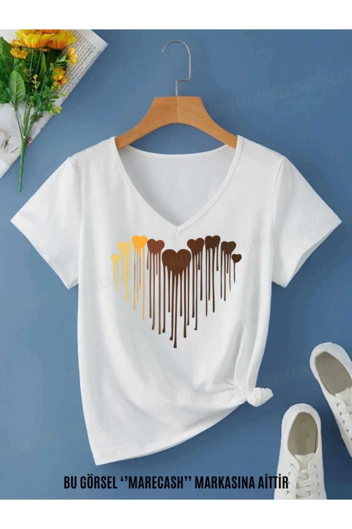 MARECASH Renkli Kalpler Baskılı Kadın V Yaka Yazlık Regular Fit T-Shirt