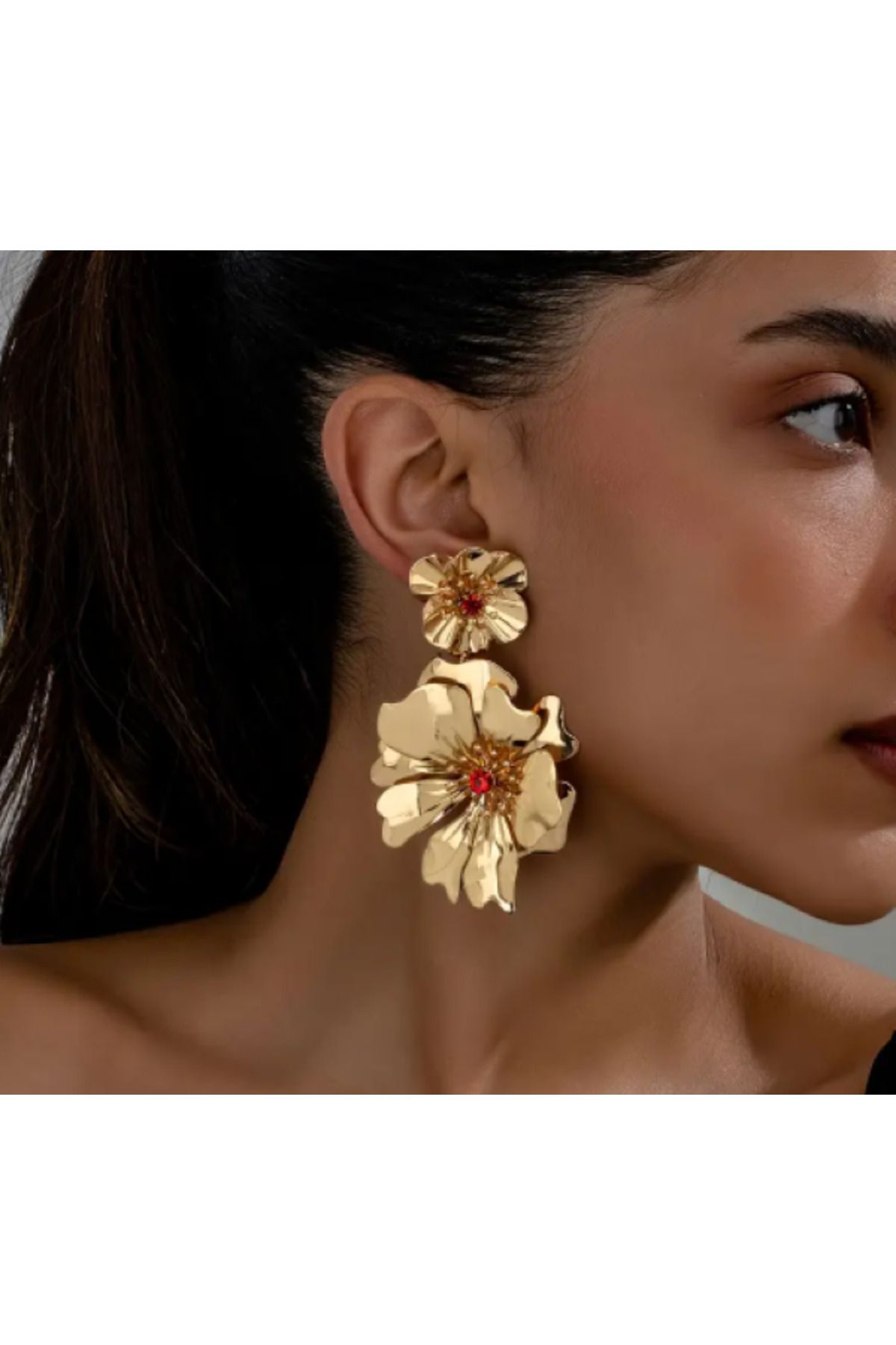 SE Jewellery Collection Selin Ersoy Kadın Gold Renk Çiçek Figürlü Küpe – Kırmızı Taş Detaylı, Büyük Boy Tasarım