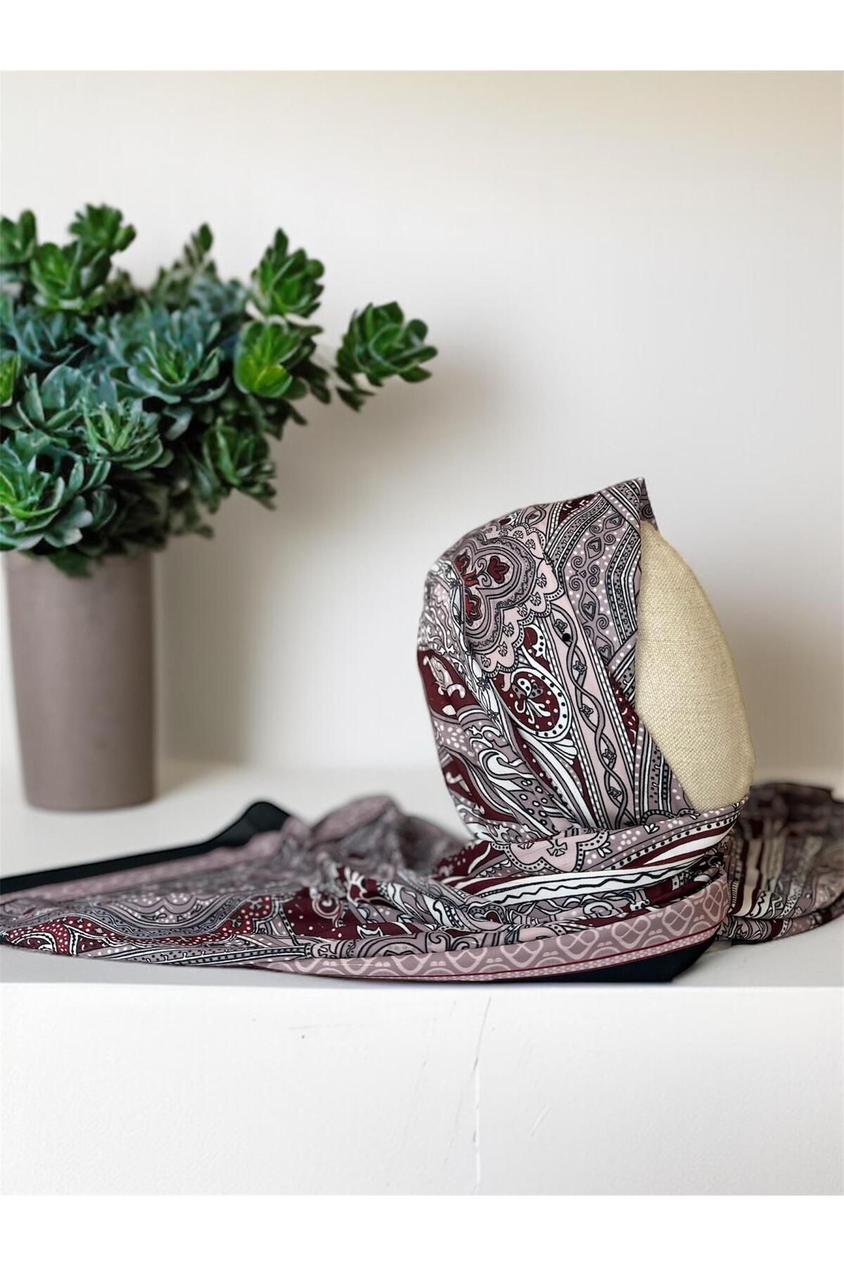 Larissa Scarf Etnik Desenli İpeksi Simli Şeritli Medine Kumaş Şal