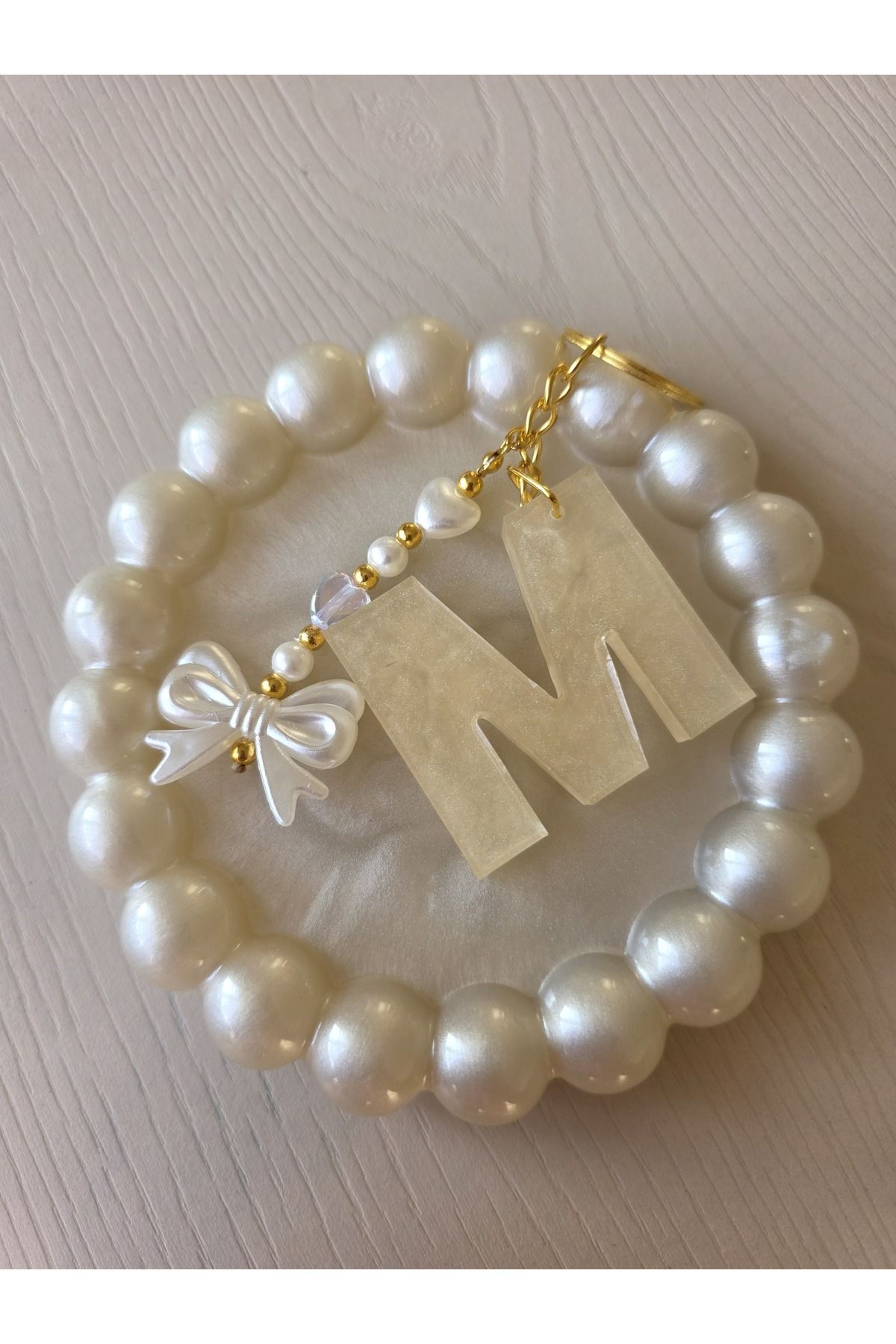 miyuki atelier EPOKSİ M HARFİ ANAHTARLIK - İNCİ FİYONK DETAYLI