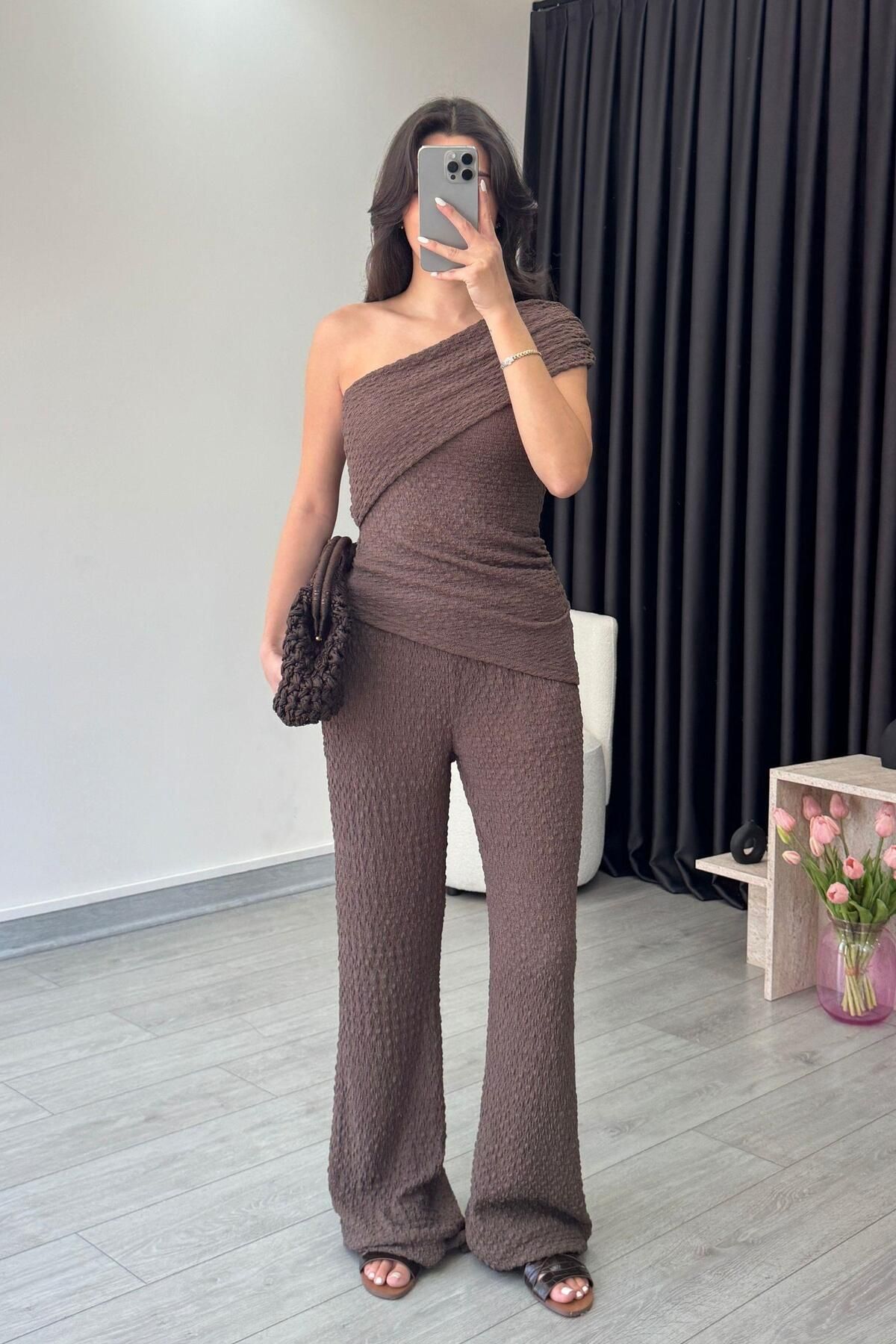 ECEMİ Yona Kahve Omuz Dekolteli Bluz Pantolon Takım