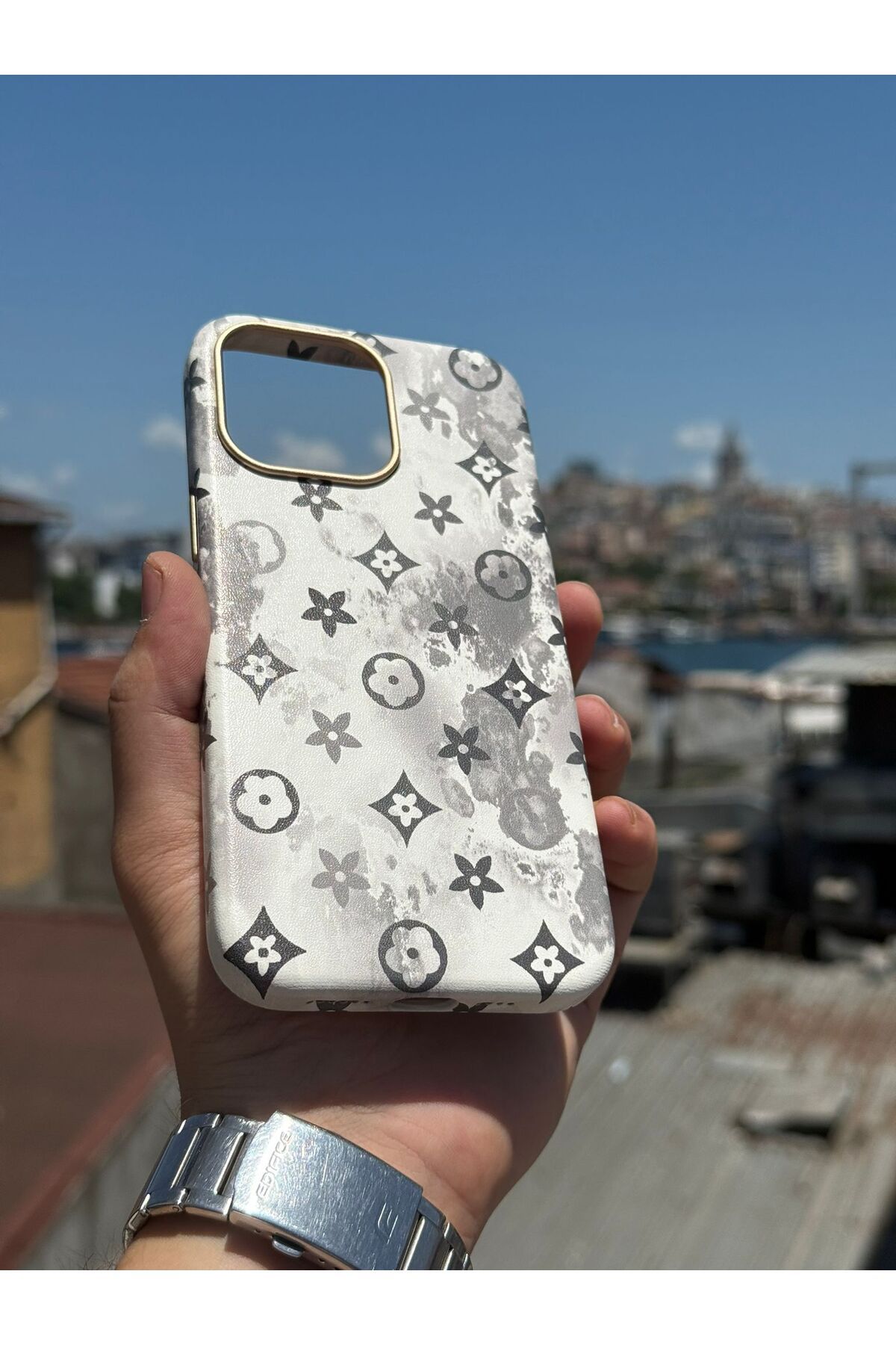 soonaksesuar iPhone 13 Lüks Monogram Desenli Telefon Kılıfı – Modern & Şık Koruma