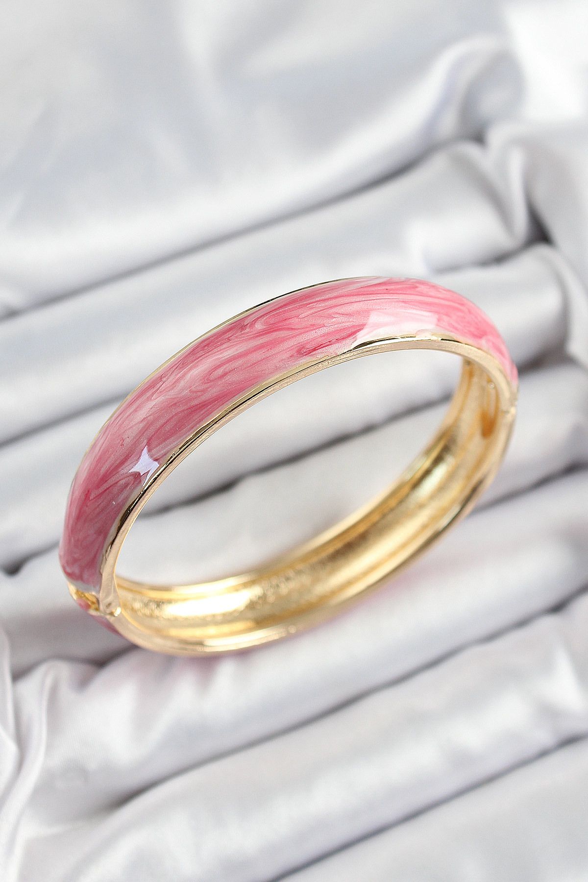 Clariss Pirinç Pembe Mineli Mermer Desen Model Gold Renk Kadın Kelepçe