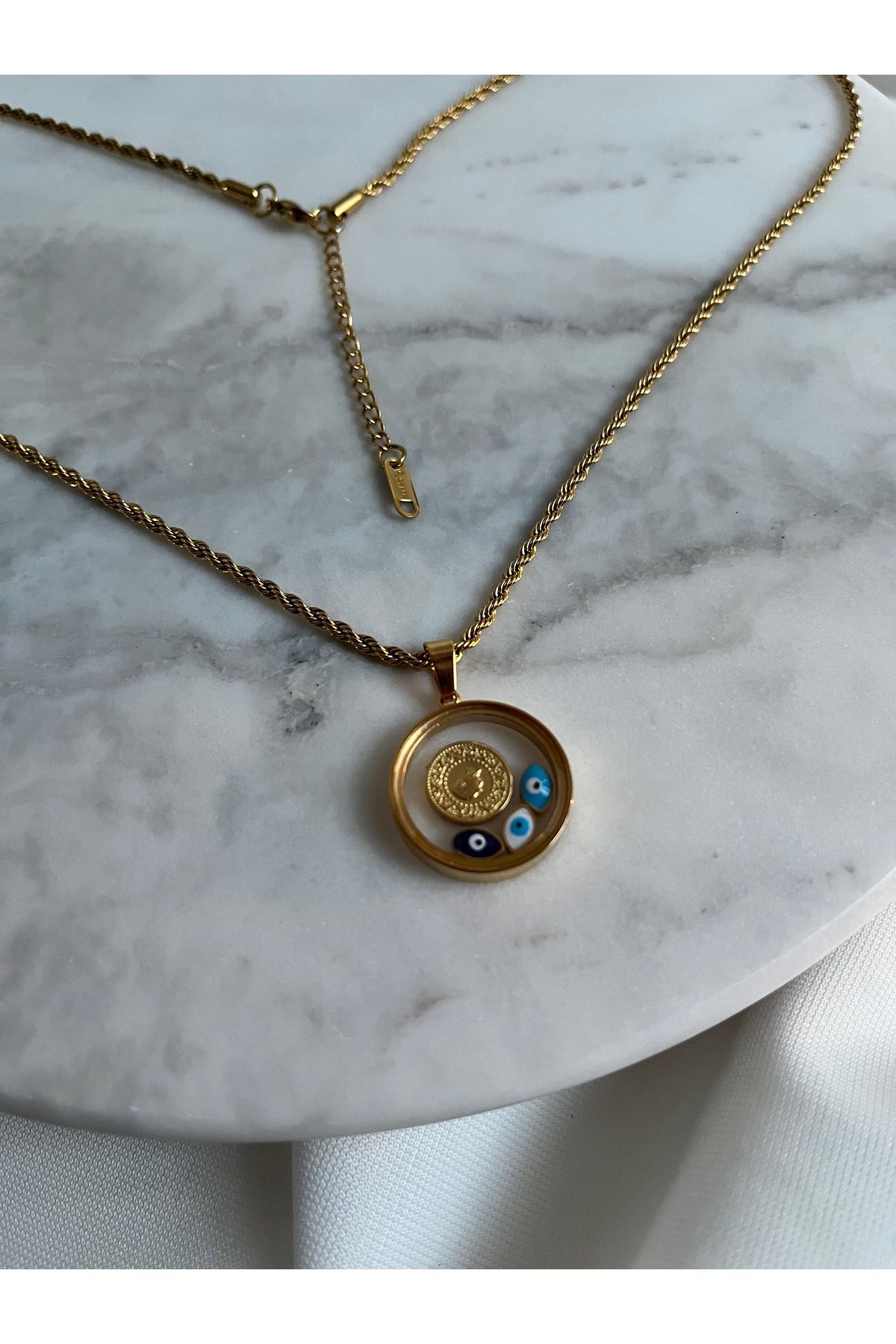 AKSESUARIM Gold Nazar Boncuklu Para Figürlü Şeffaf Cam Detaylı Çelik Kolye