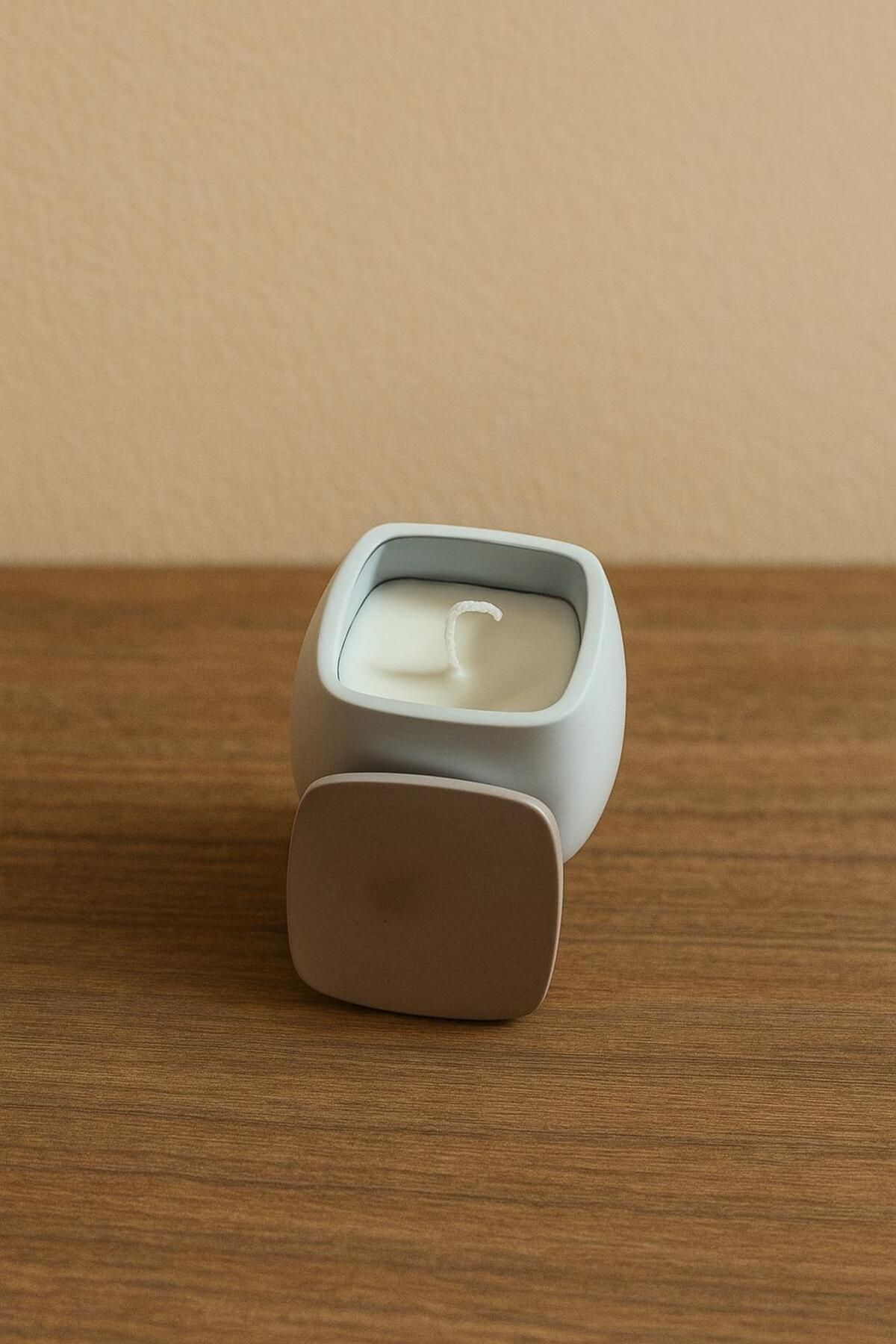 IDLE BEAR - Minimalist Kapaklı Taş Kapta Kokulu Beyaz Mum
