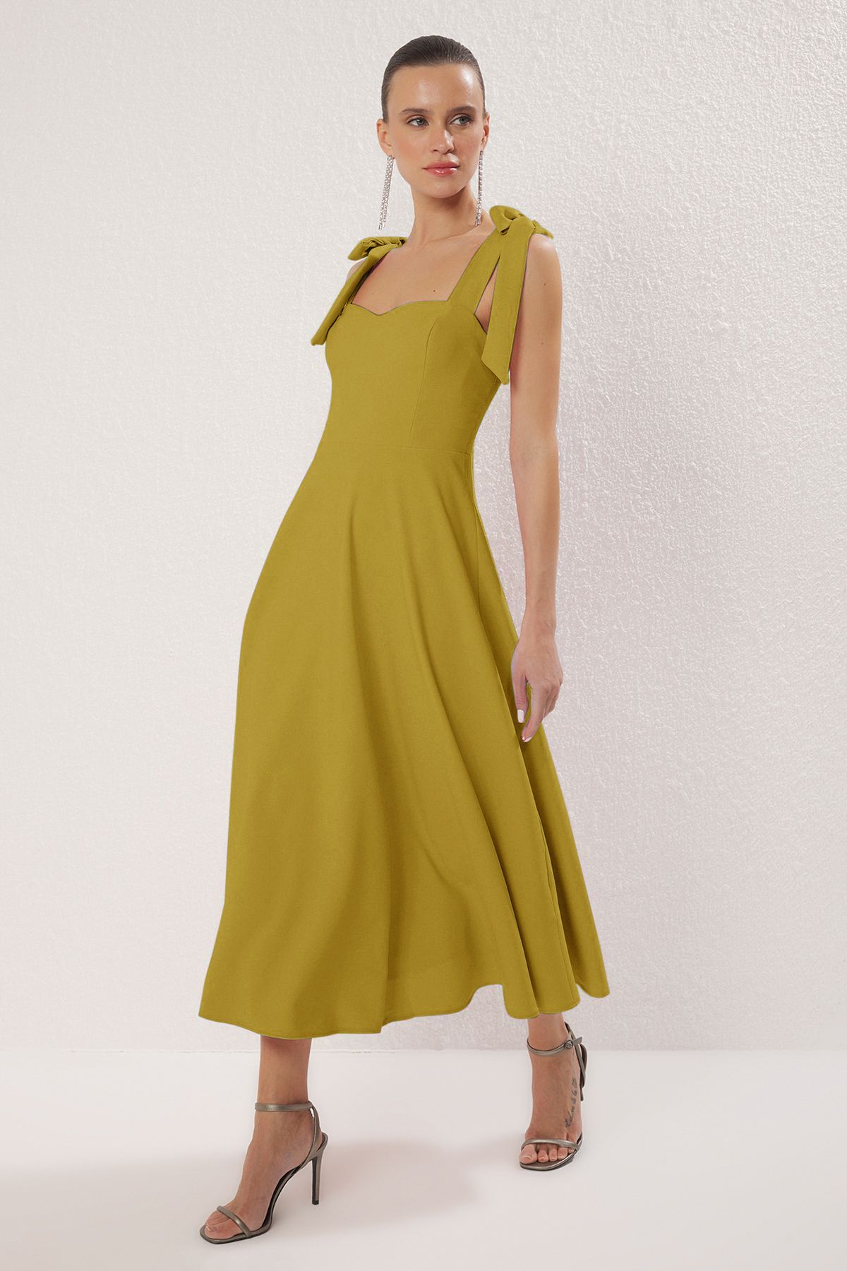 Trendyol Collection Ölgrünes A-Linien-Trägerkleid mit Schnürung, detailliertes Weben, Midi-Chic-Abendkleid, Heimkehrkleid TPRSS24EL00251