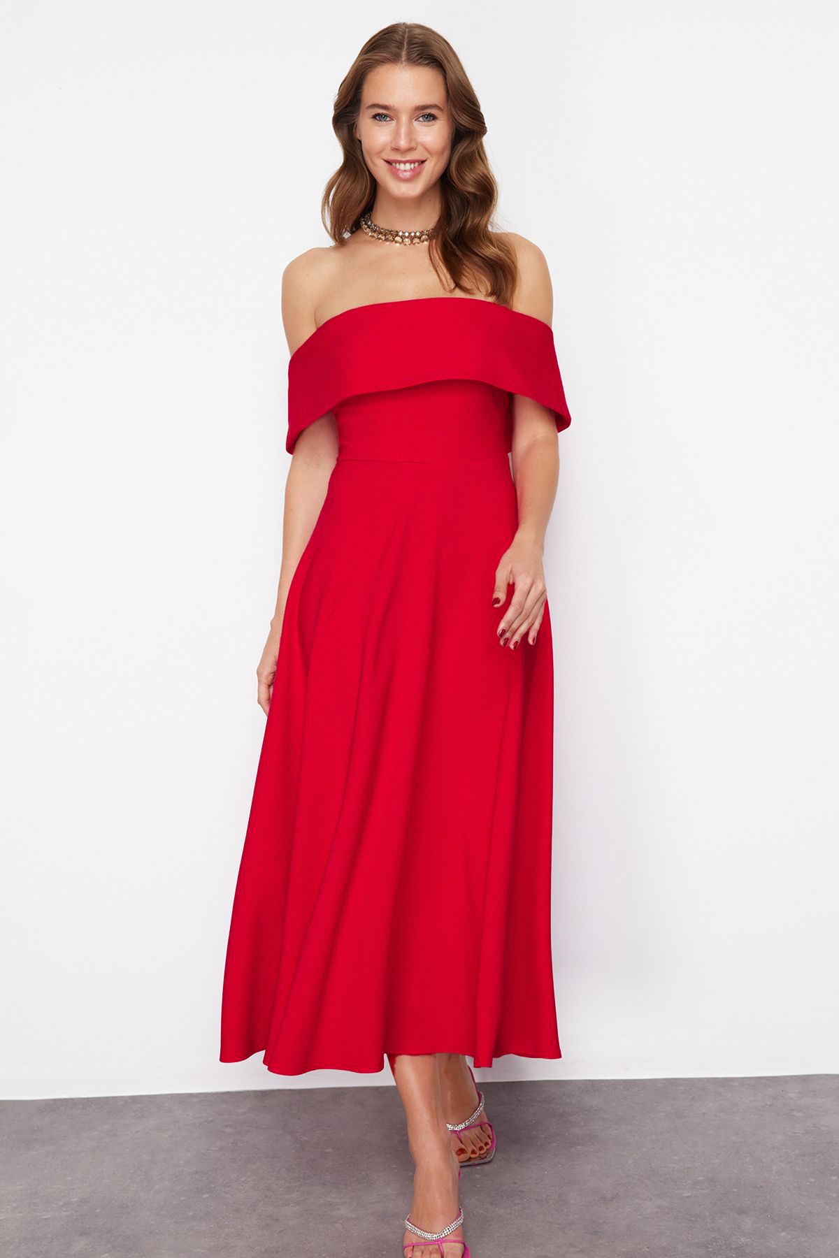 Trendyol Collection-Stylové večerní šaty s červeným límcem a tkaným detailem A-Line TPRSS24EL00210 3