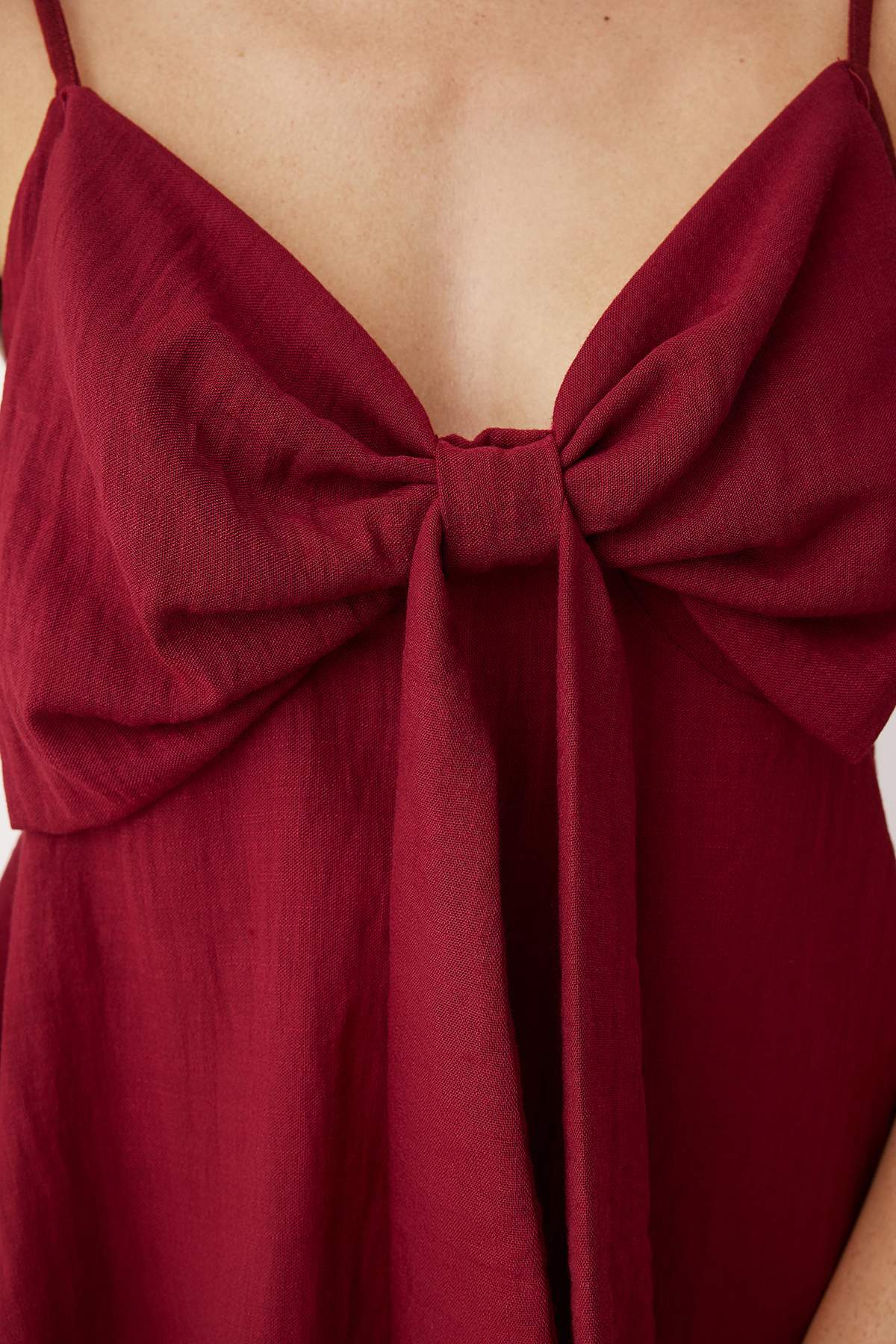 Trendyolmilla  Koyu Kırmızı Keten Görünümlü Fiyonk Detaylı Askılı Dokuma Bluz TWOSS25BZ00249 - Görsel 3