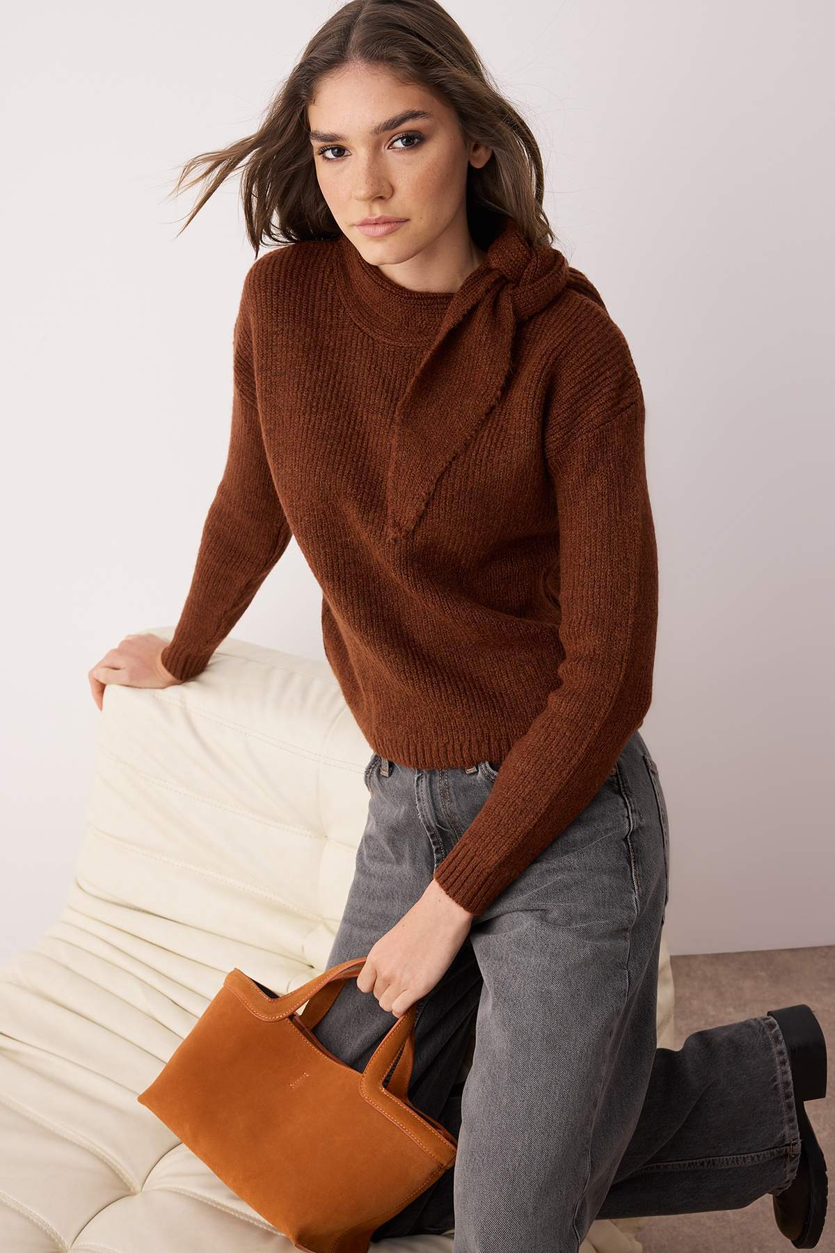 Trendyolmilla  Kahverengi Şal Yaka Detaylı Triko Kazak TWOAW26KZ00031 - Görsel 2