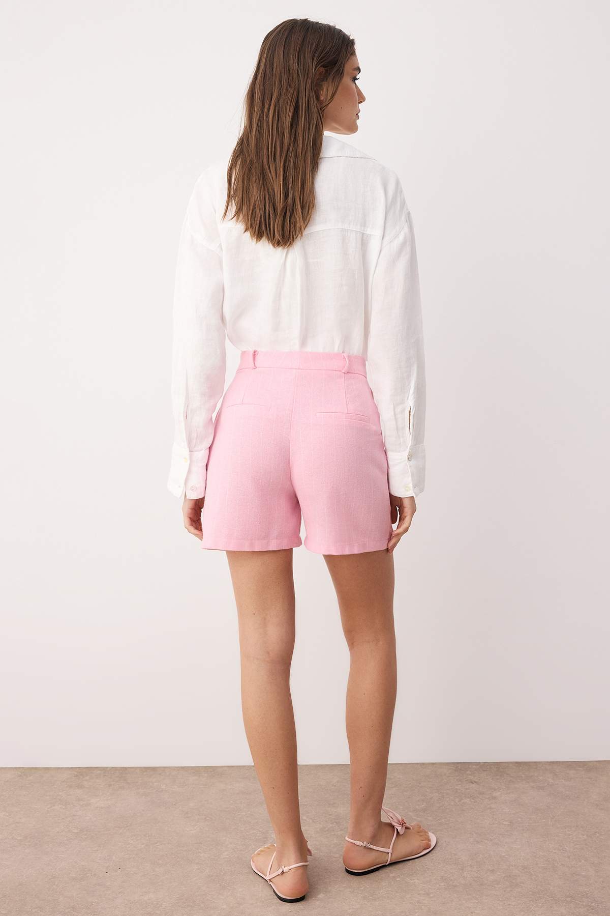 Trendyolmilla  Pembe Çizgili Keten İçerikli City Boy Şort & Bermuda TWOSS25SR00230 - Görsel 5