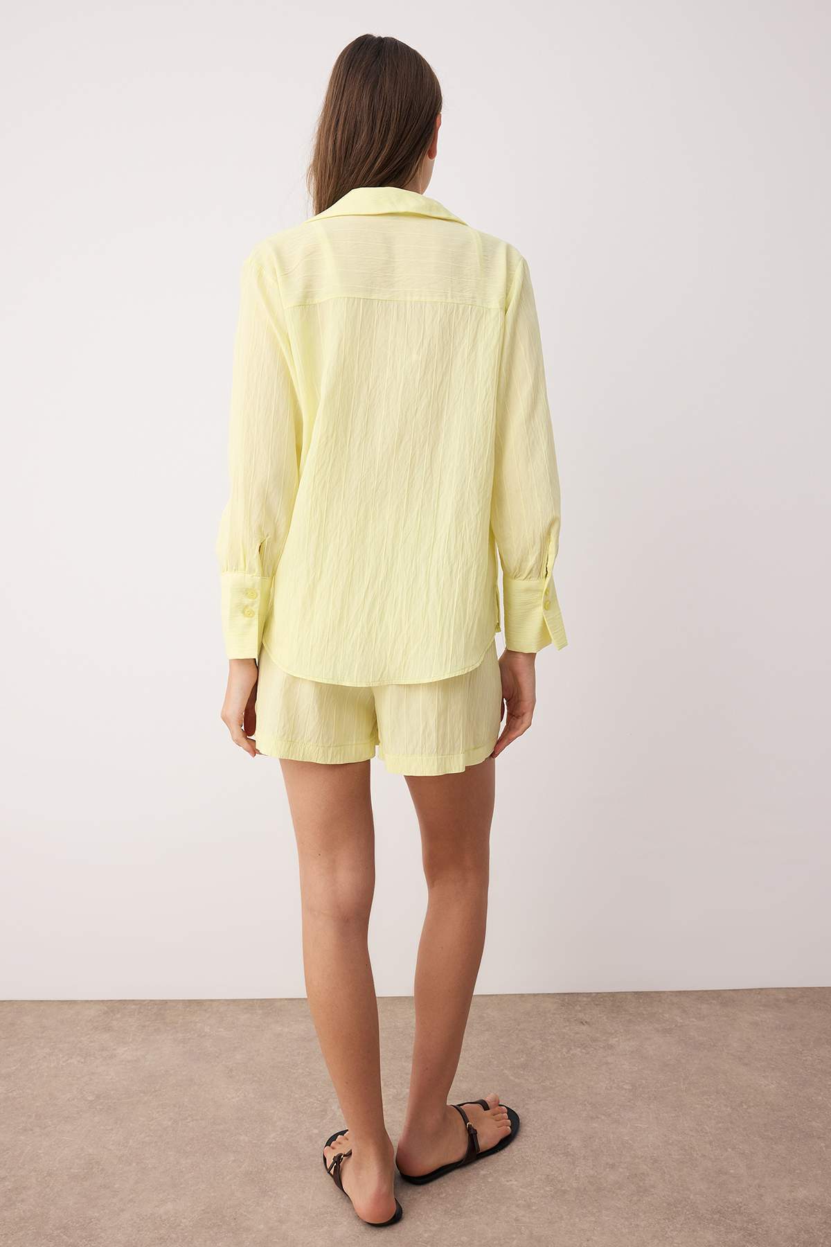 Trendyolmilla  Sarı Kendinden Çizgili Dokuma Gömlek-Şort Alt-Üst Takım TWOSS25AU00118 - Görsel 4