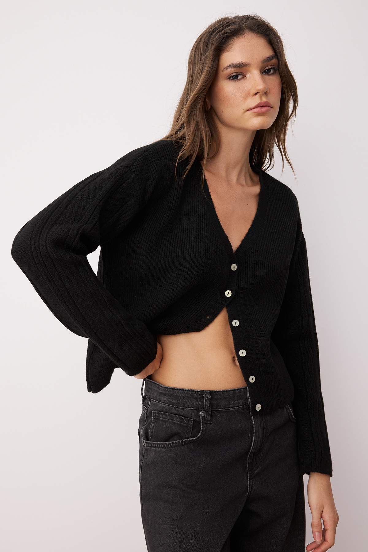 Trendyolmilla  Siyah Yumuşak Dokulu Kol İşleme Detaylı Triko Hırka TWOAW26HI00120