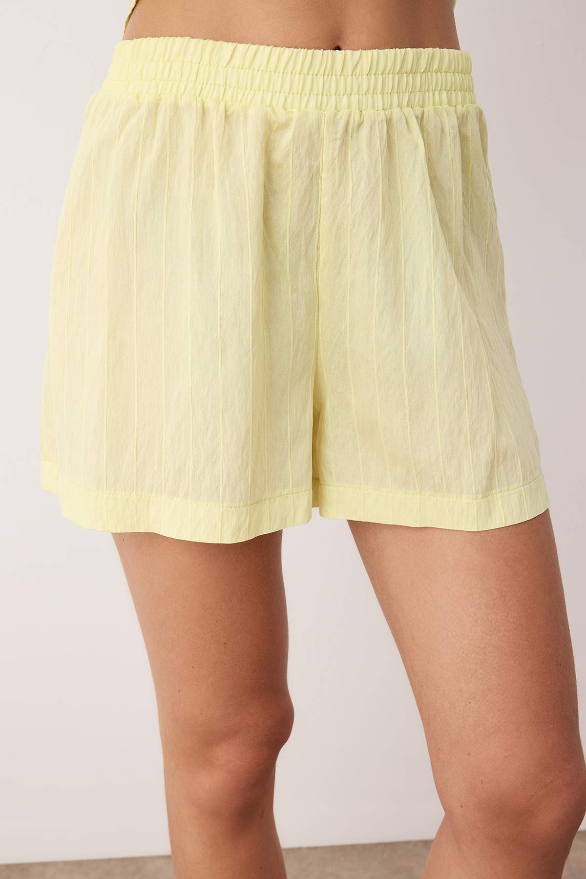 Trendyolmilla  Sarı Kendinden Çizgili Dokuma Gömlek-Şort Alt-Üst Takım TWOSS25AU00118 - Görsel 3