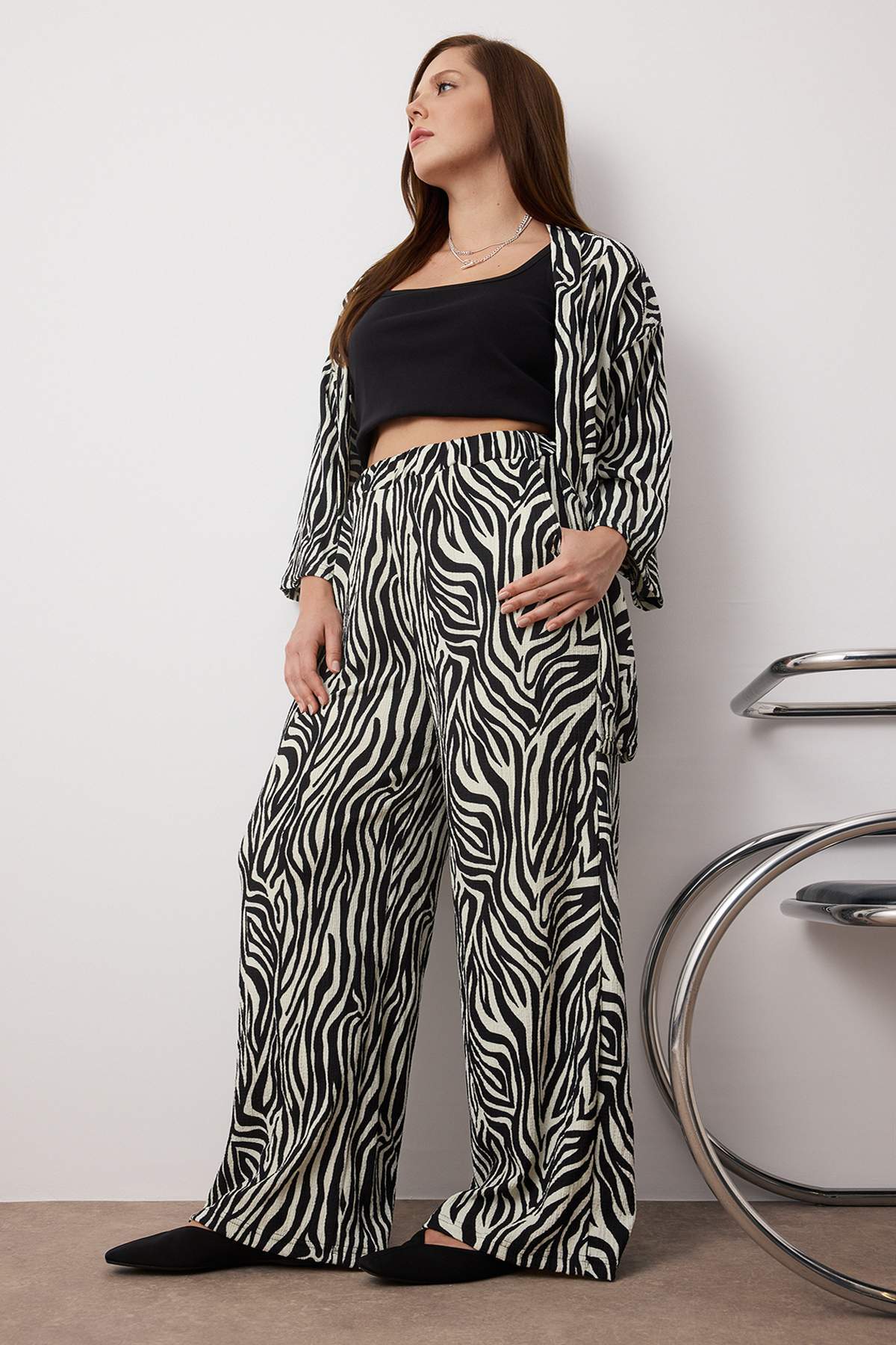 Trendyol Curve Schwarz bedrucktes, bequem geschnittenes, elastisches Kimono-S...