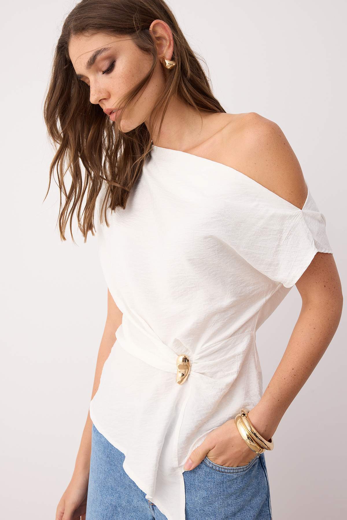 Trendyolmilla  Ekru Kayık Yaka Fitted Toka Detaylı Dokuma Bluz TWOAW26BZ00058